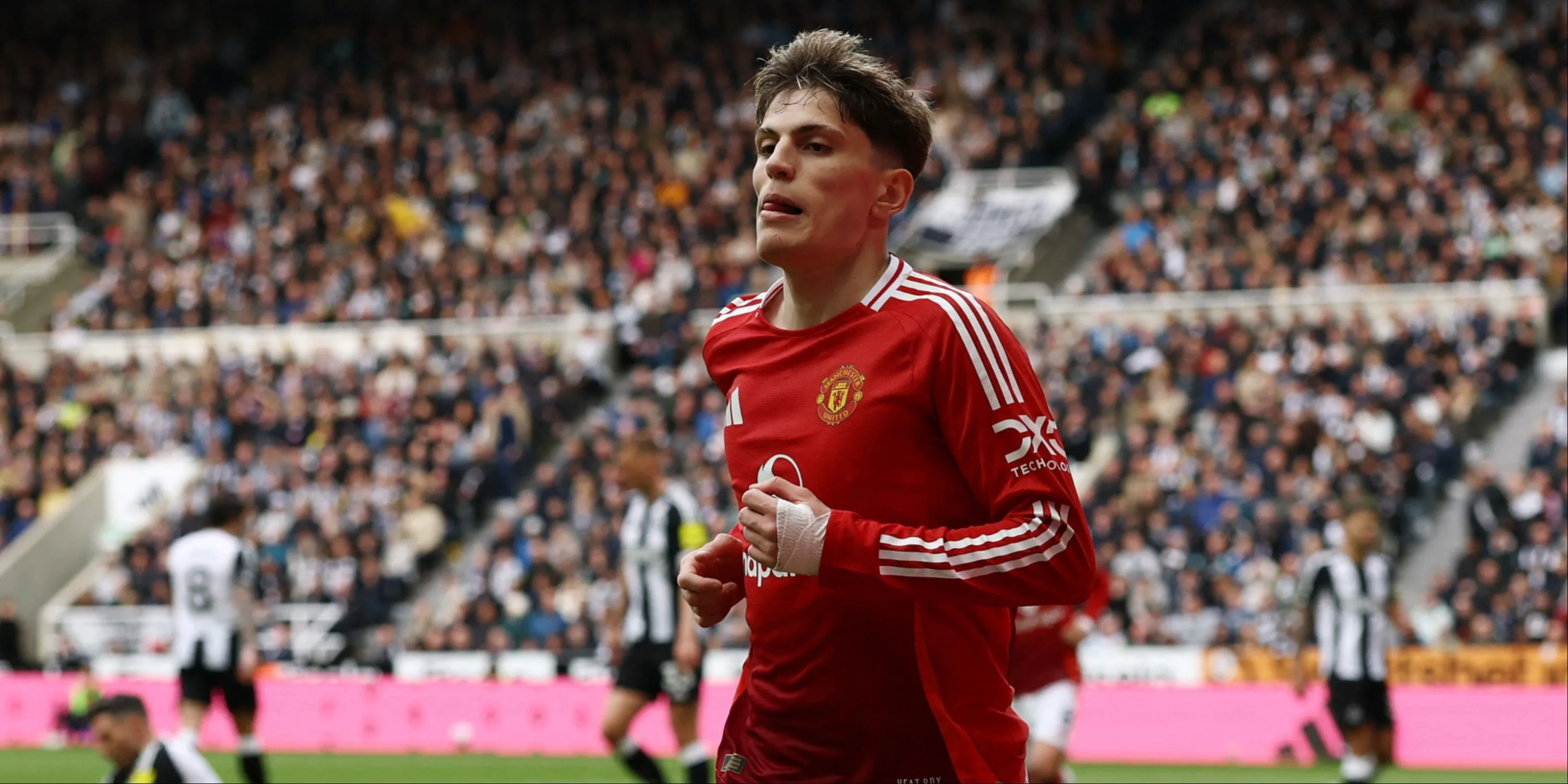 Alejandro Garnacho dắt bóng cho Manchester United