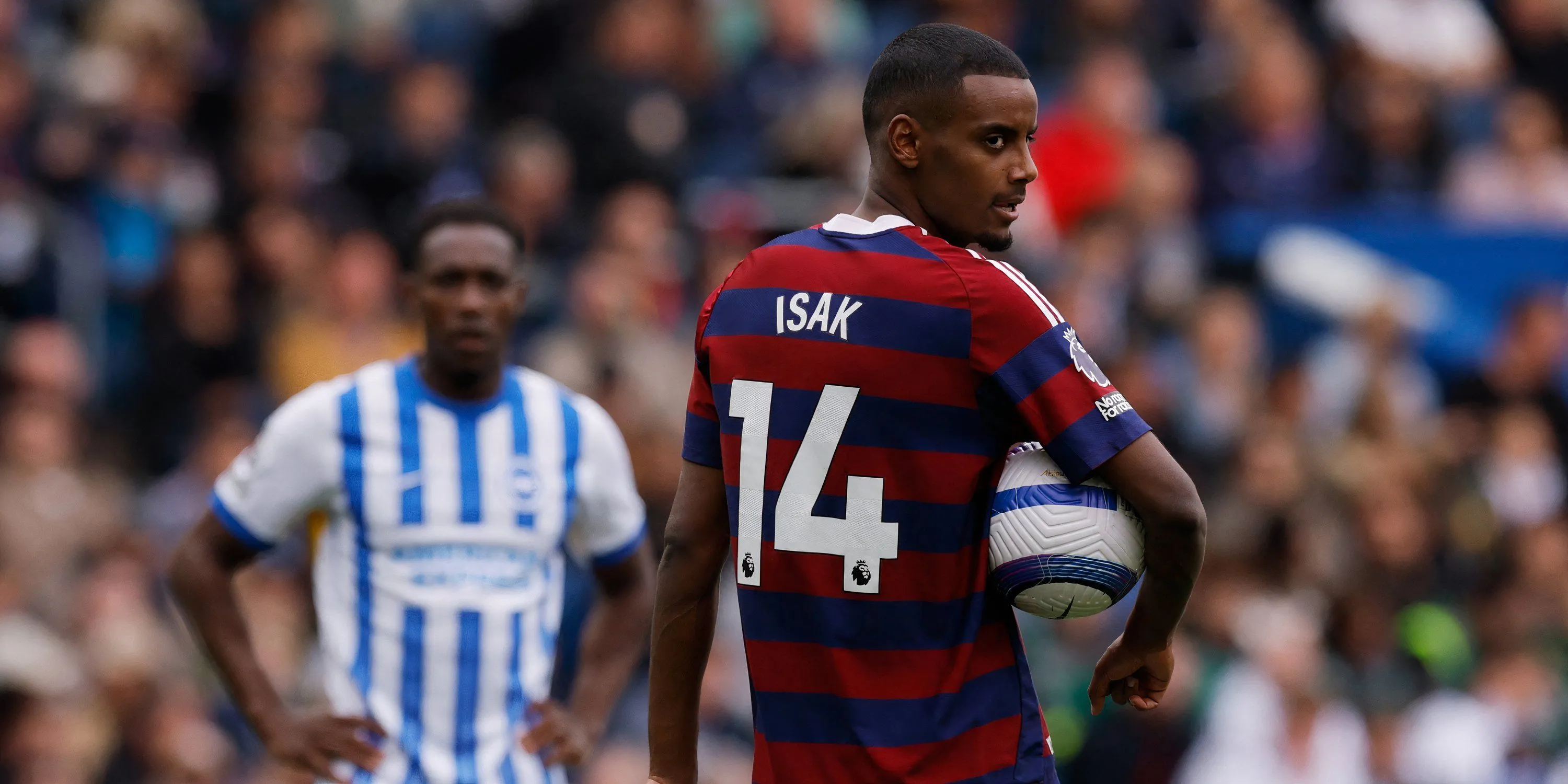 Alexander Isak đi bóng trong trận đấu giữa Newcastle và Brighton tại Premier League