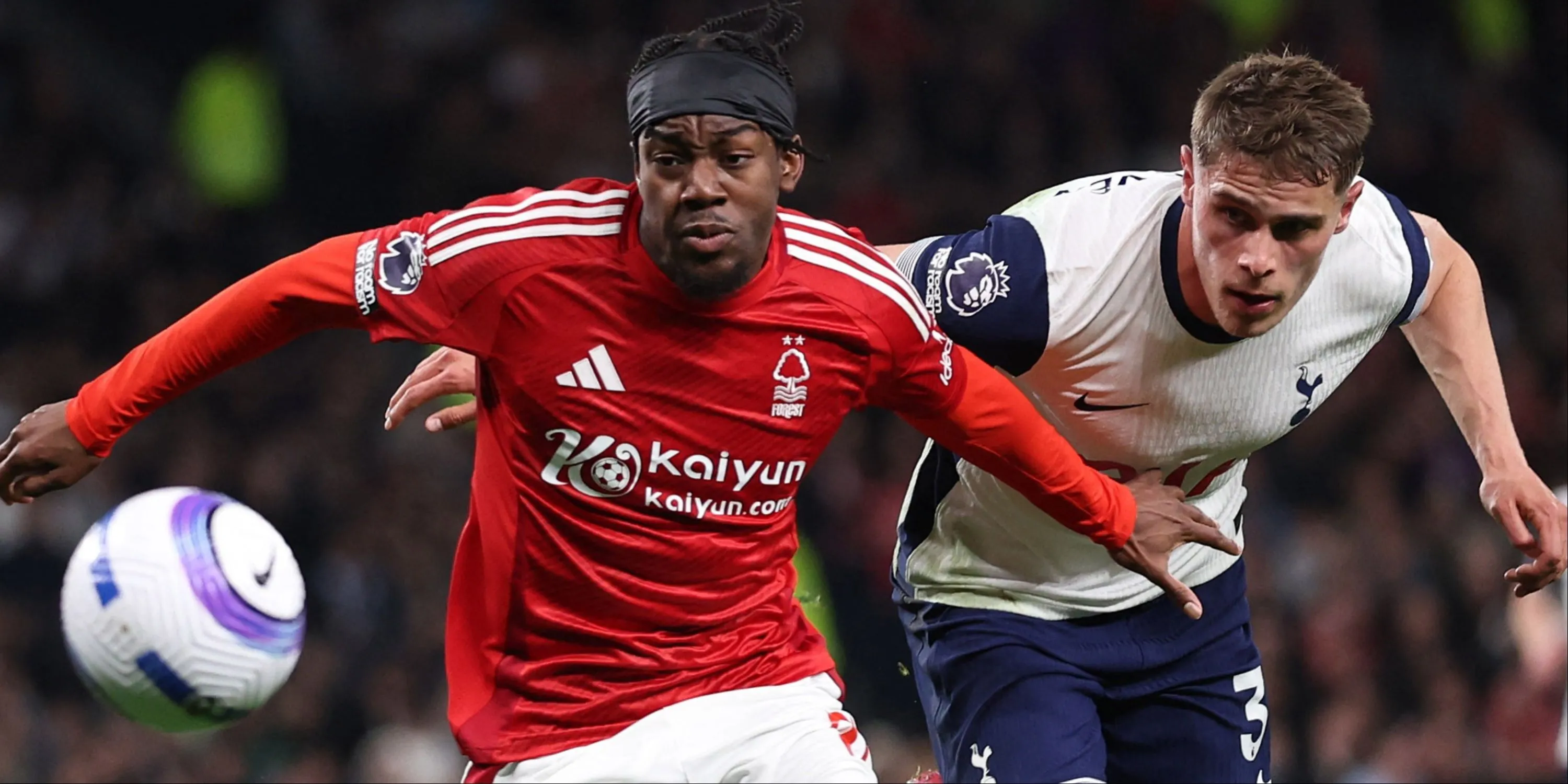 Anthony Elanga trong pha tranh chấp với cầu thủ Tottenham