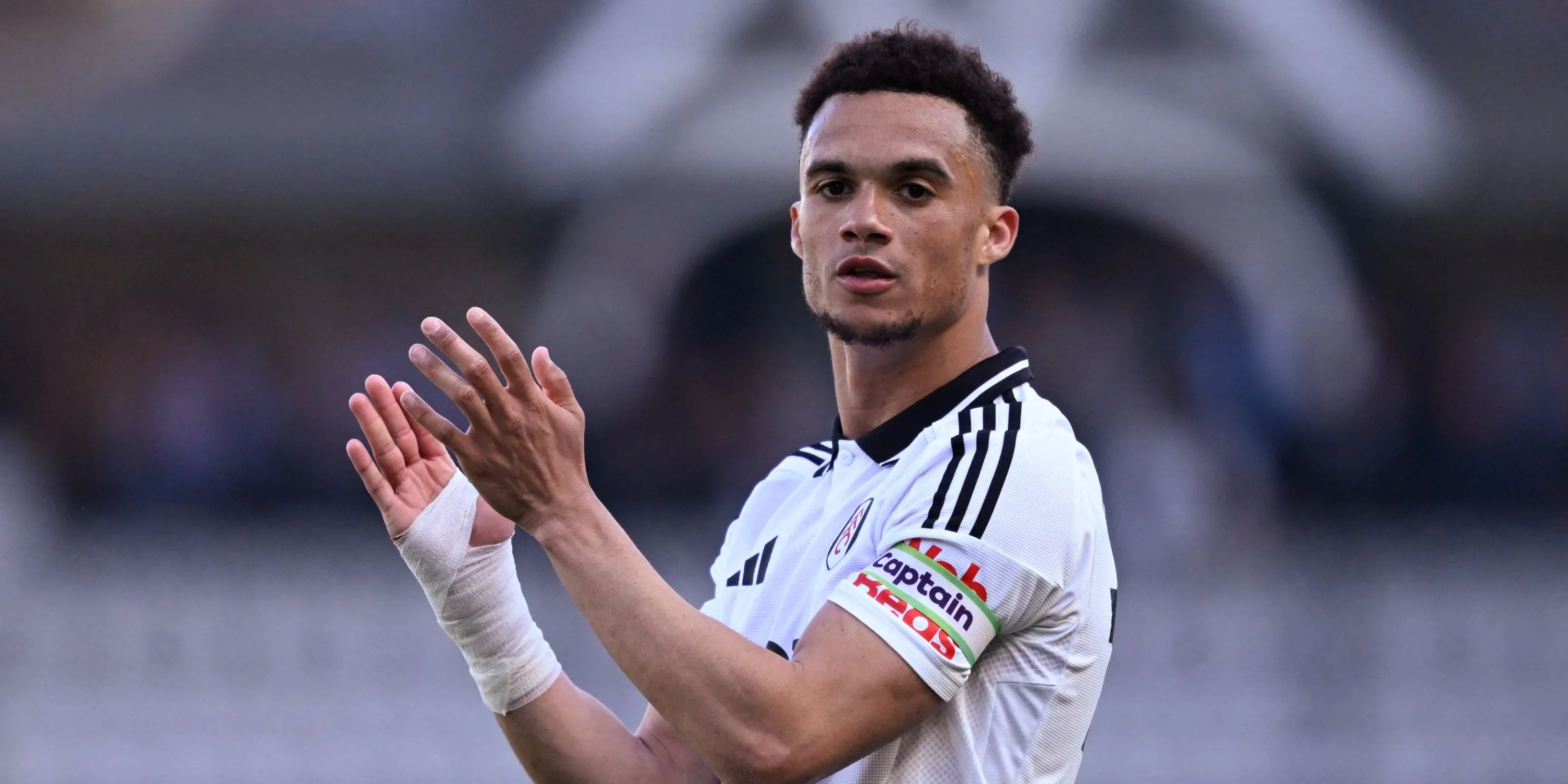 Antonee Robinson thi đấu cho Fulham, được xem là phương án thay thế Kerkez