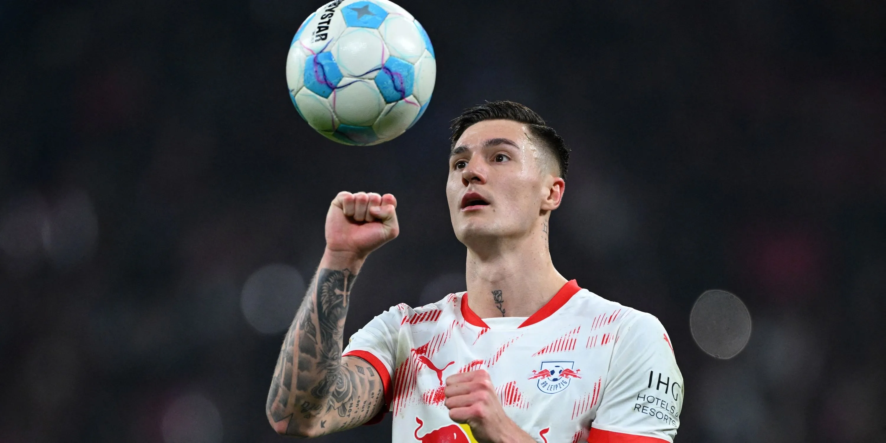 Benjamin Sesko chuẩn bị thực hiện quả penalty cho RB Leipzig - thể hiện sự tự tin và khả năng săn bàn