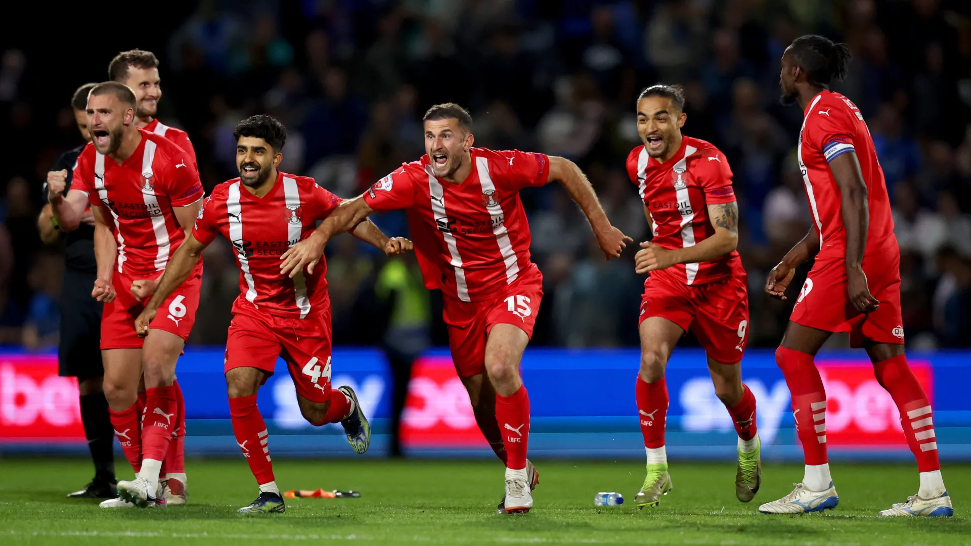 Các cầu thủ Leyton Orient ăn mừng thành công
