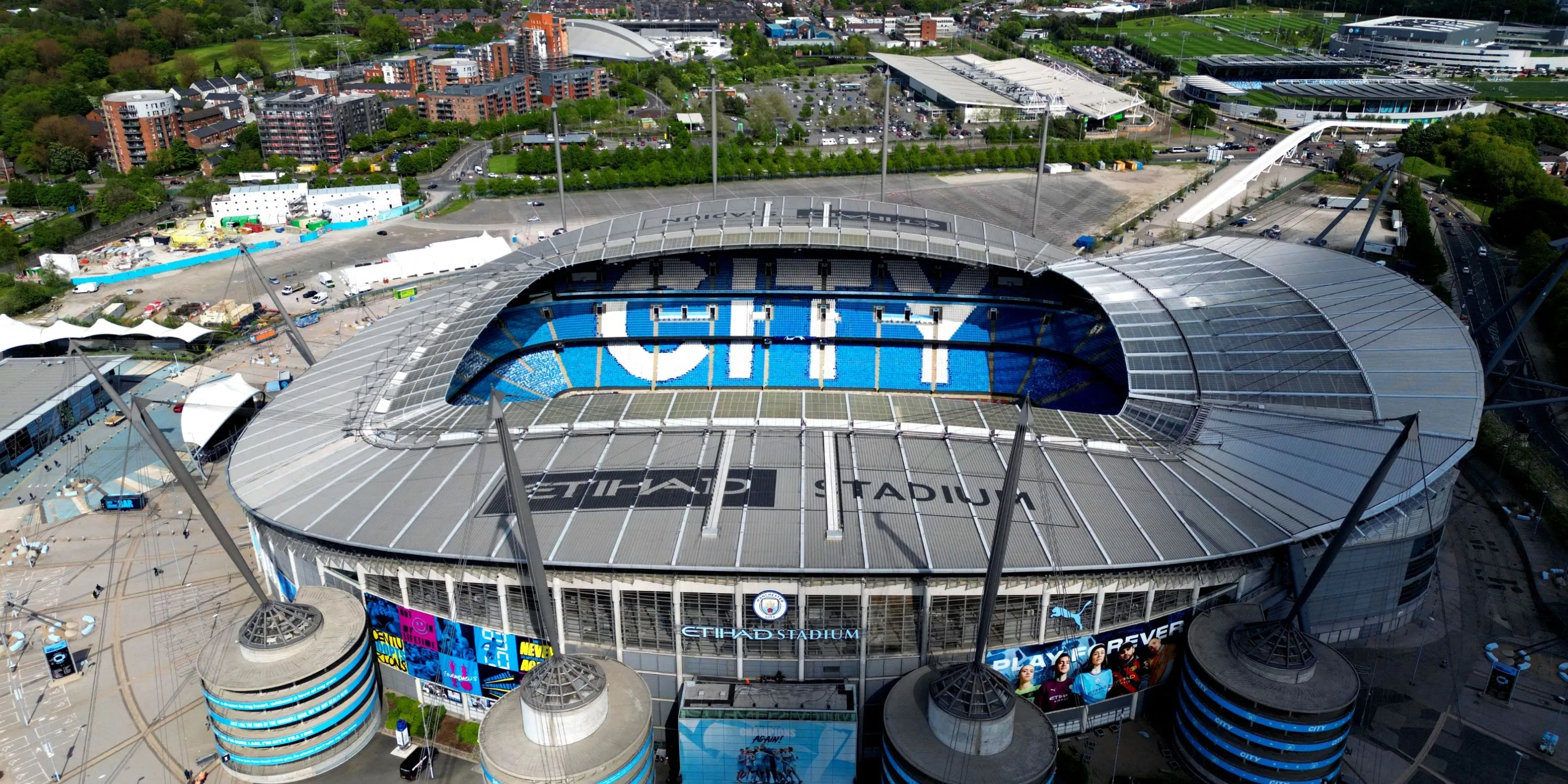 Các cầu thủ Man City ăn mừng chức vô địch Ngoại hạng Anh tại sân Etihad
