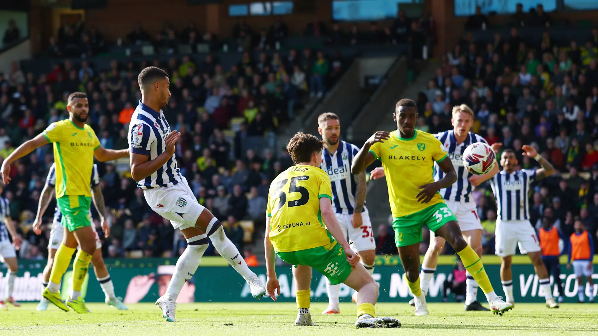 Cầu thủ Norwich City thi đấu tại giải Championship