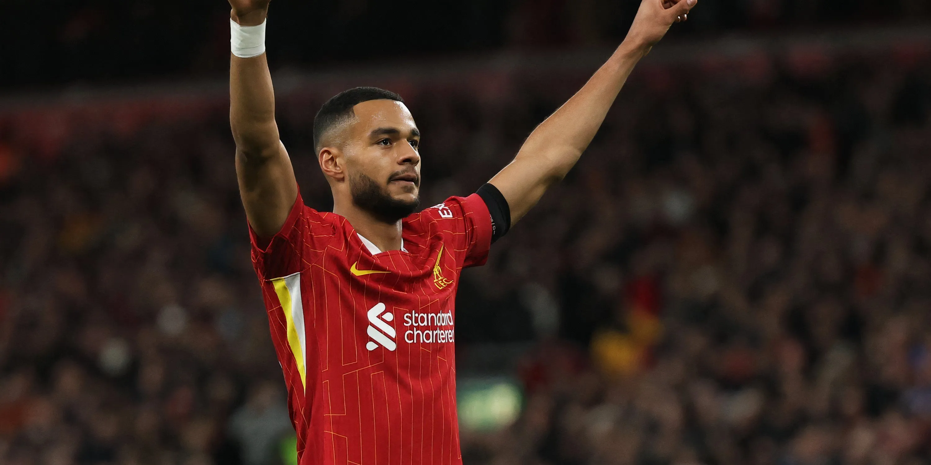 Cody Gakpo chỉ tay ăn mừng bàn thắng cho Liverpool