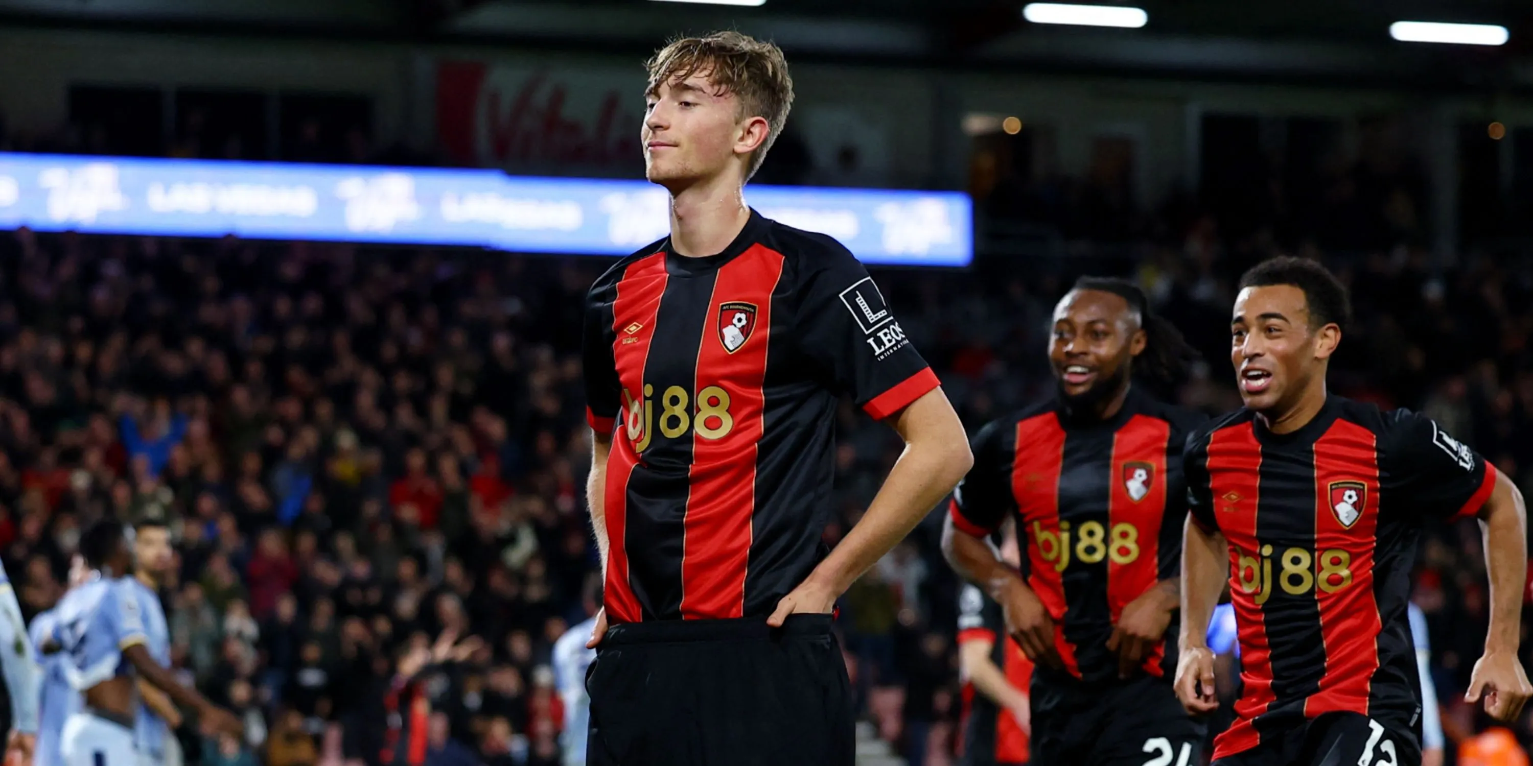 Dean Huijsen trong một pha tranh chấp bóng quyết liệt tại Premier League cho Bournemouth
