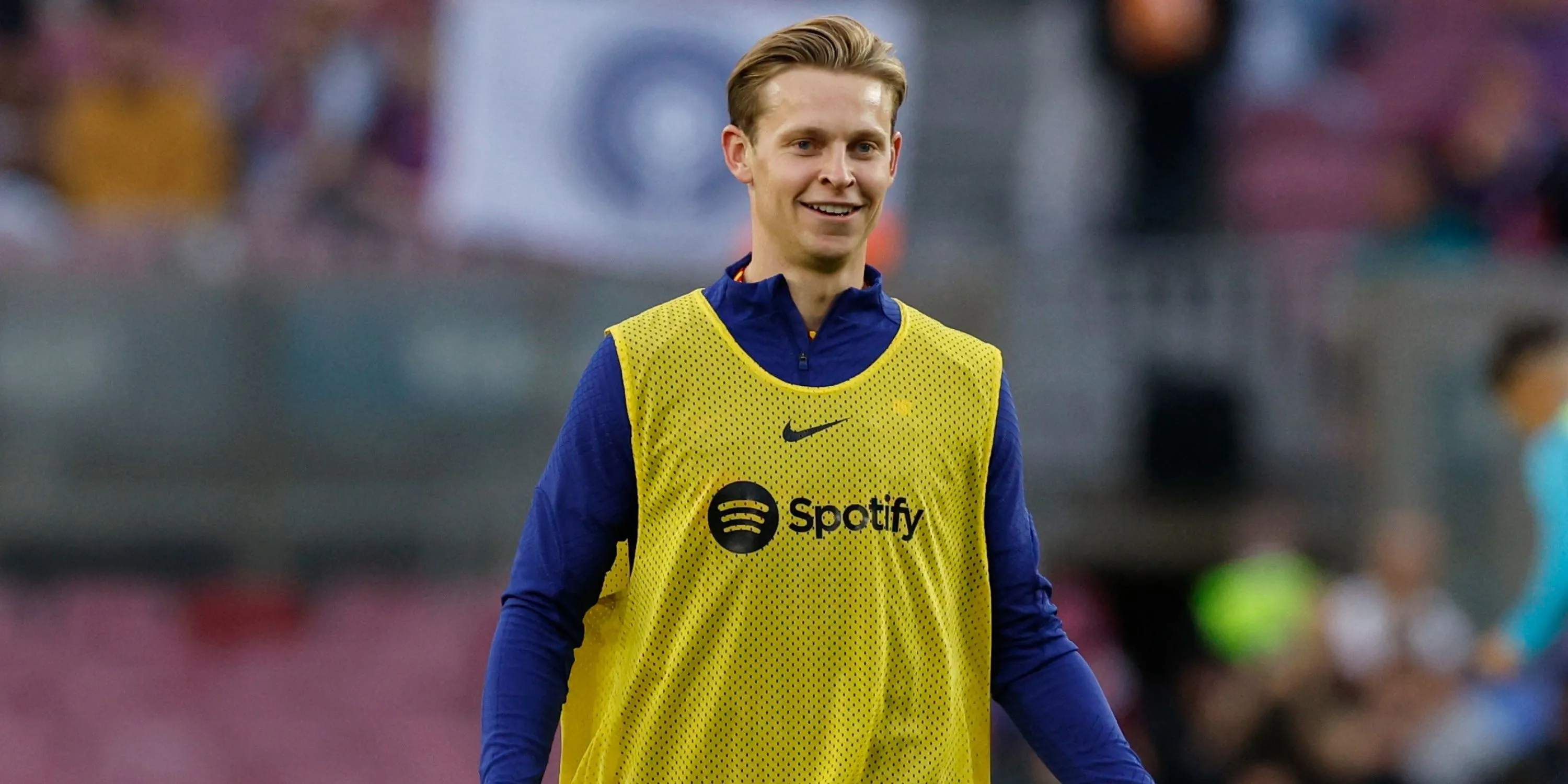 Frenkie De Jong trong màu áo Barcelona đối đầu Man United, mục tiêu của Man City