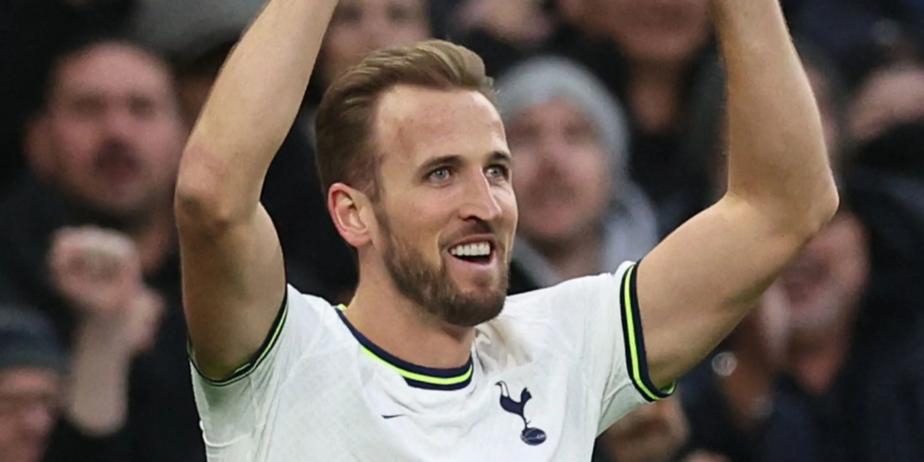 Harry Kane trong màu áo Tottenham Hotspur trước khi chuyển nhượng
