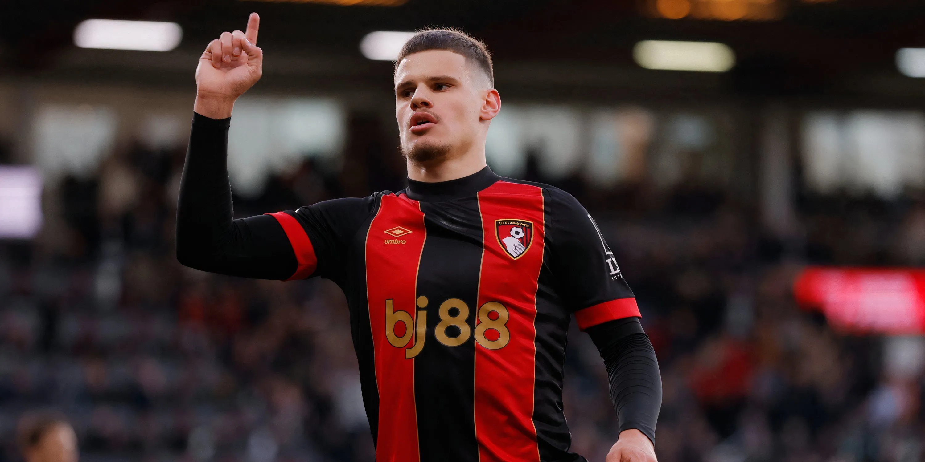 Hậu vệ Milos Kerkez trong màu áo Bournemouth thể hiện tốc độ và kỹ thuật