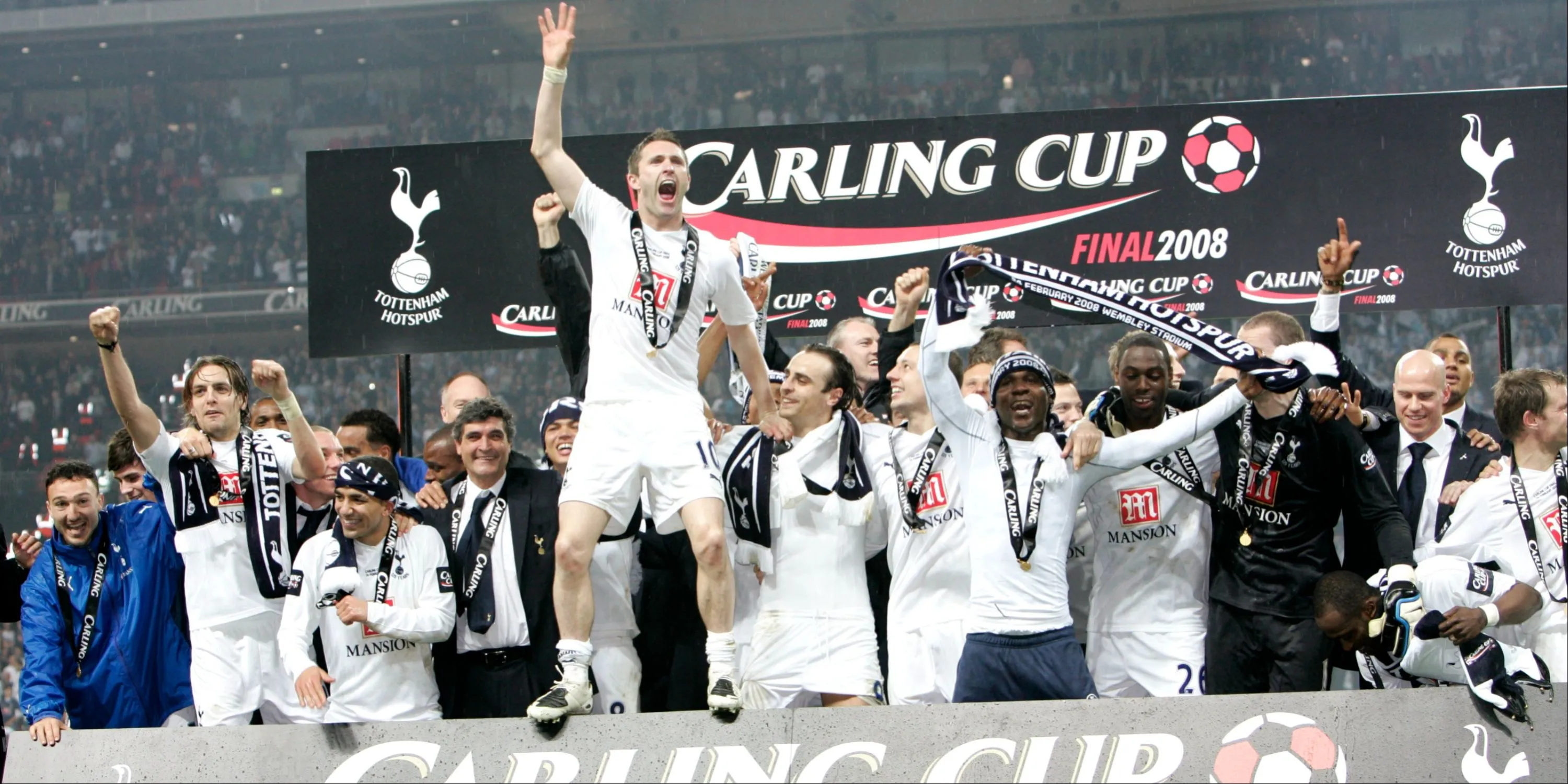 Hình ảnh sân vận động Tottenham Hotspur rực sáng dưới ánh đèn đêm