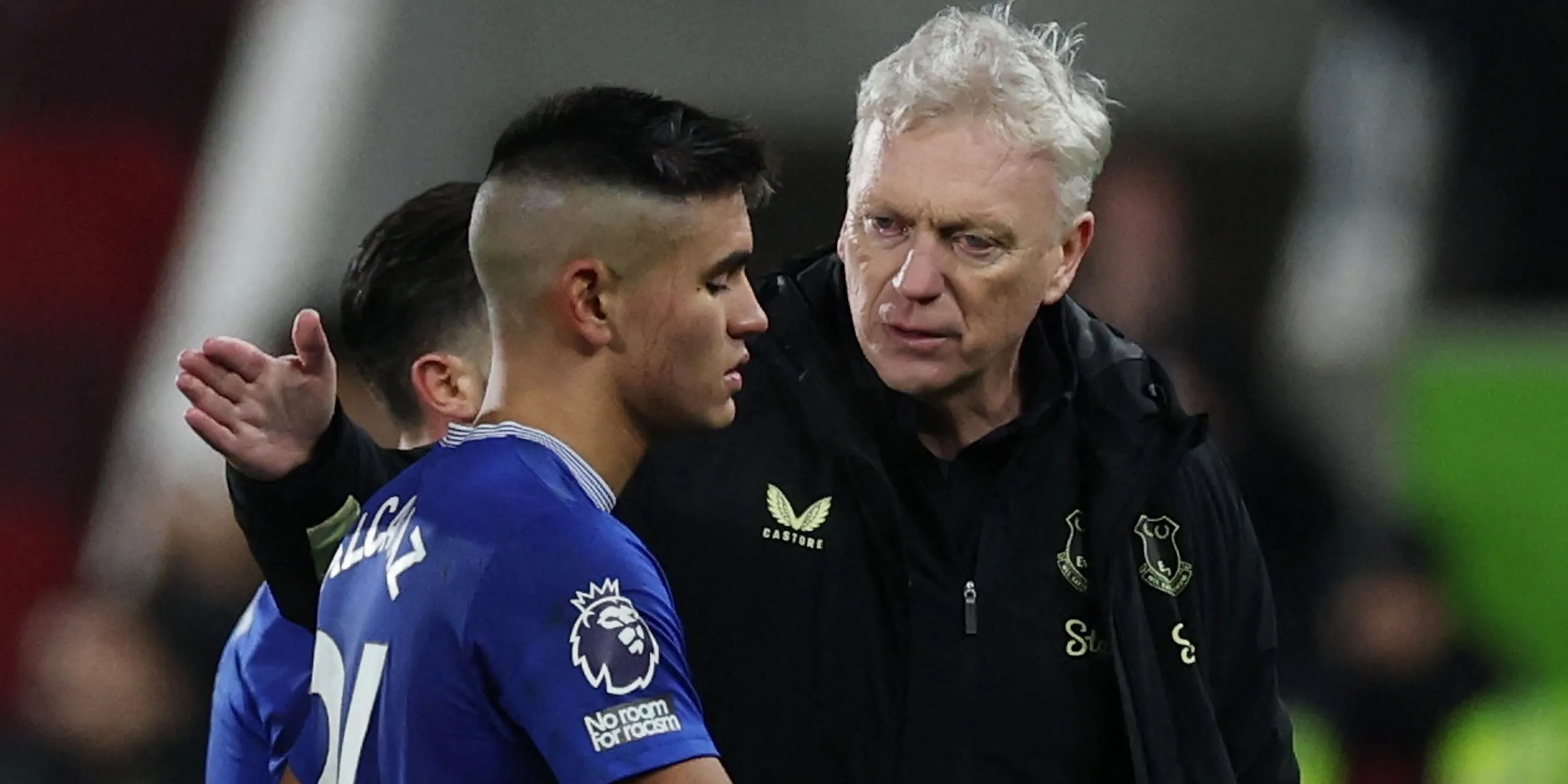 HLV David Moyes trao đổi cùng tiền vệ Carlos Alcaraz trong màu áo Everton