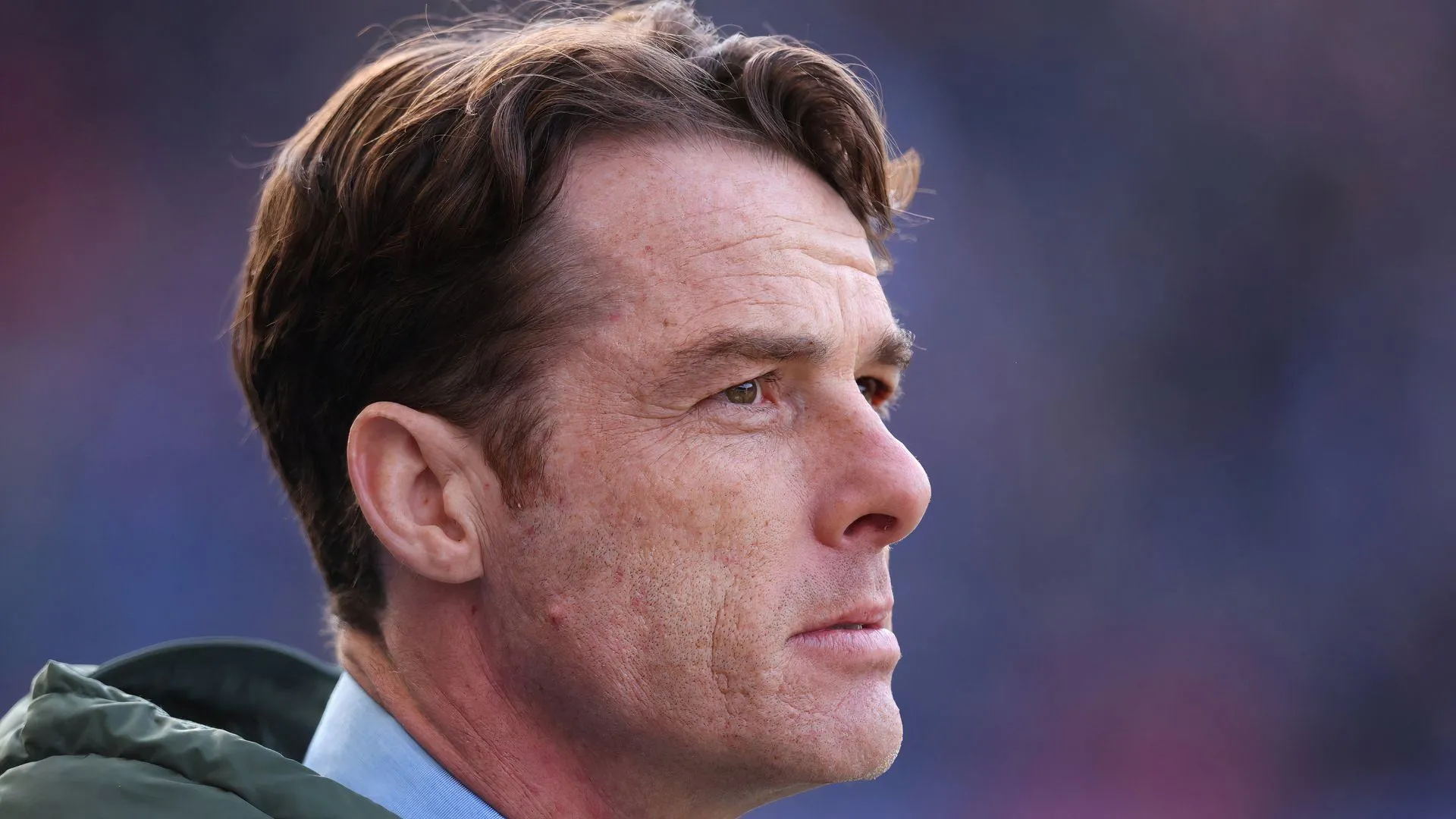 Huấn luyện viên Scott Parker chỉ đạo trận đấu của Burnley