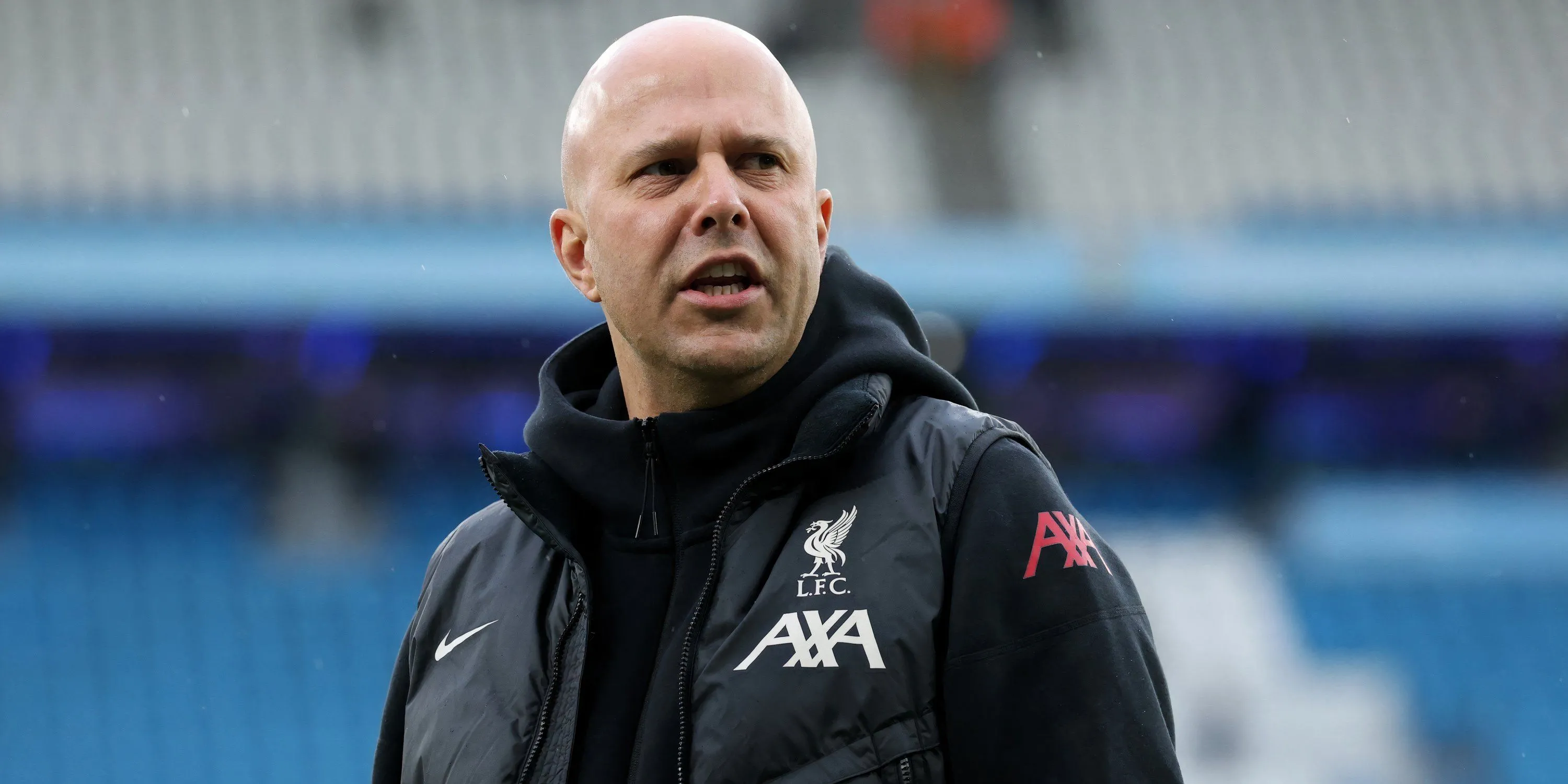 Huấn luyện viên trưởng Liverpool, Arne Slot, trên sân