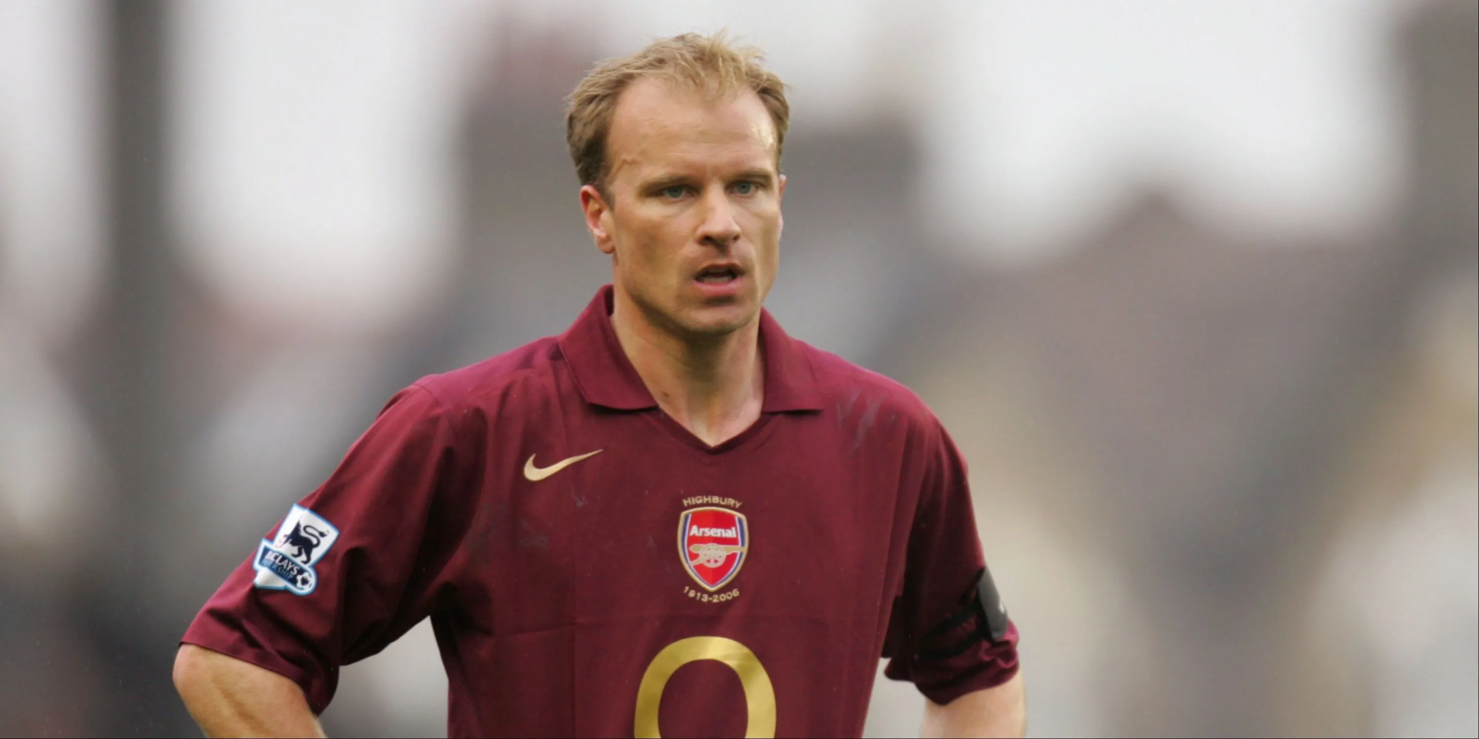 Huyền thoại Arsenal Dennis Bergkamp với pha xử lý bóng đẳng cấp