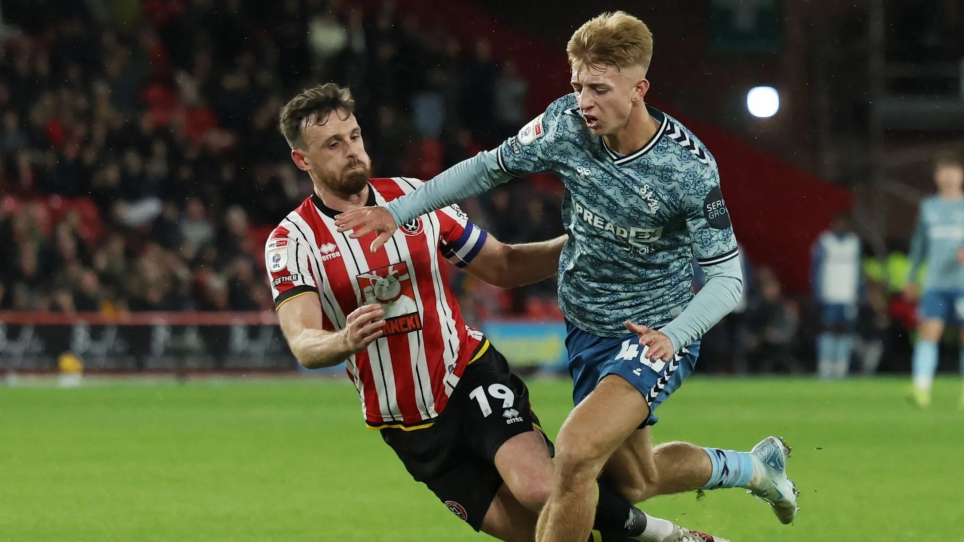 Jack Robinson (Sheffield United) tranh bóng với cầu thủ Sunderland trong trận đối đầu mùa giải