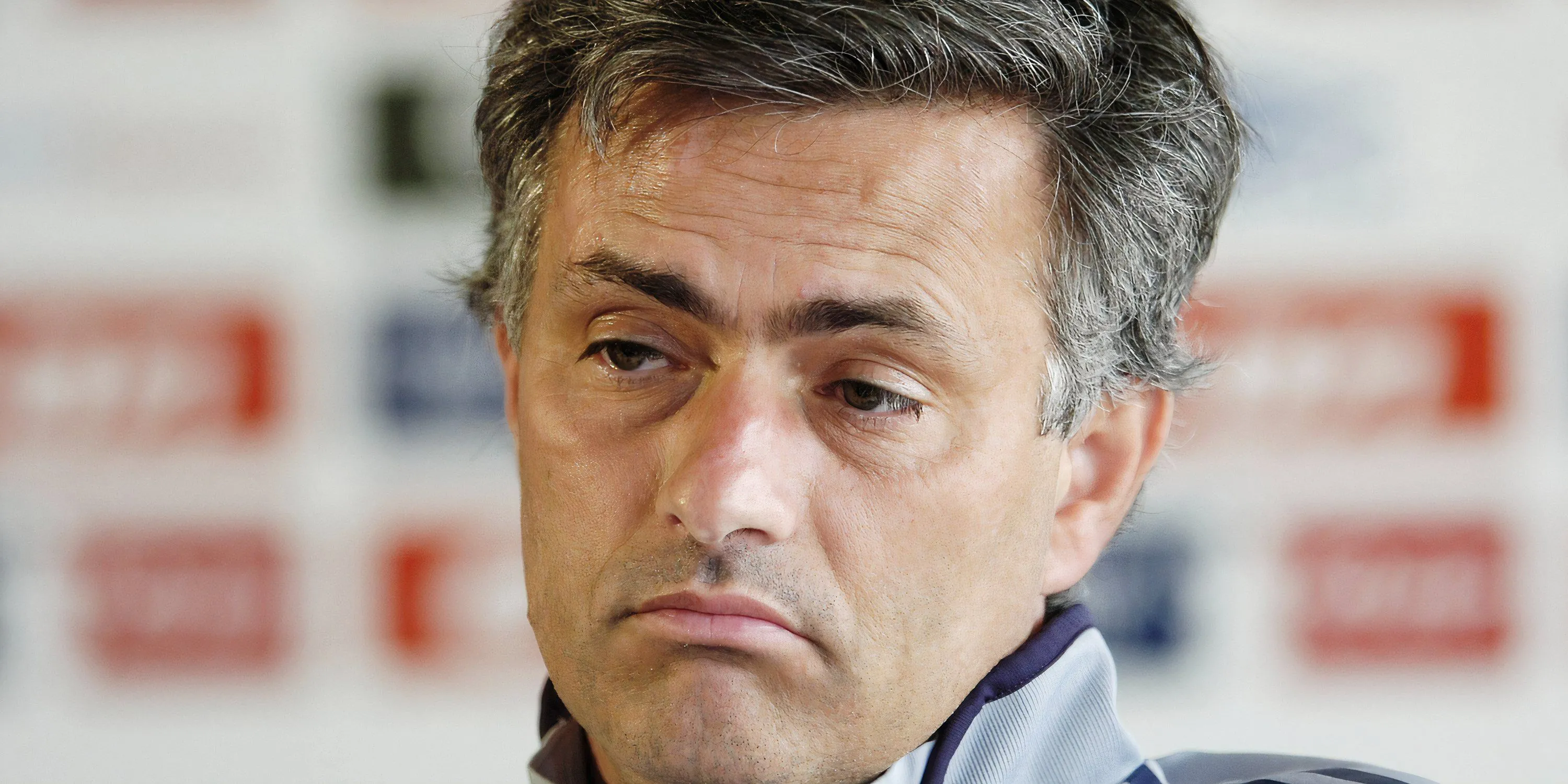 Jose Mourinho trong buổi họp báo thời còn dẫn dắt Chelsea, phong độ gần đây kém Ancelotti