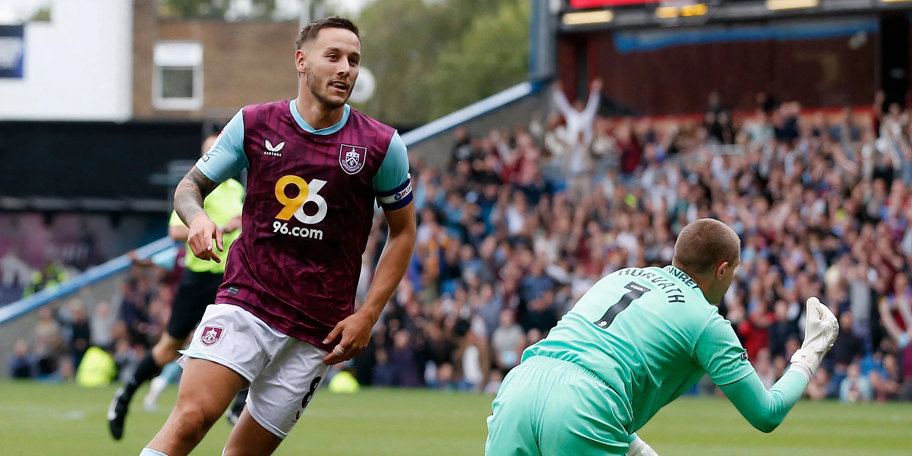 Josh Brownhill là mục tiêu chuyển nhượng của Celtic và West Ham