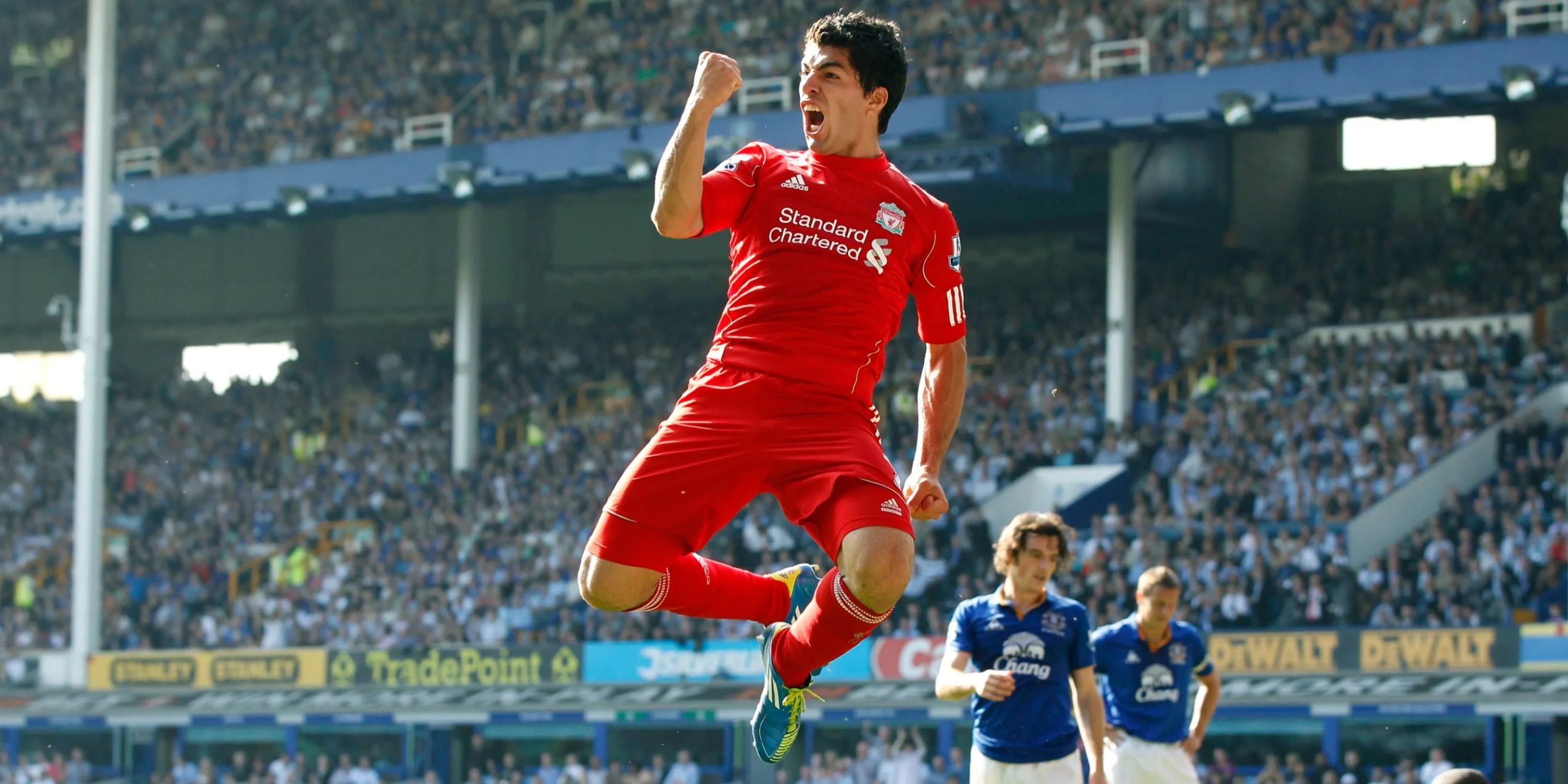 Luis Suarez ăn mừng cuồng nhiệt sau khi ghi bàn cho Liverpool tại Anfield