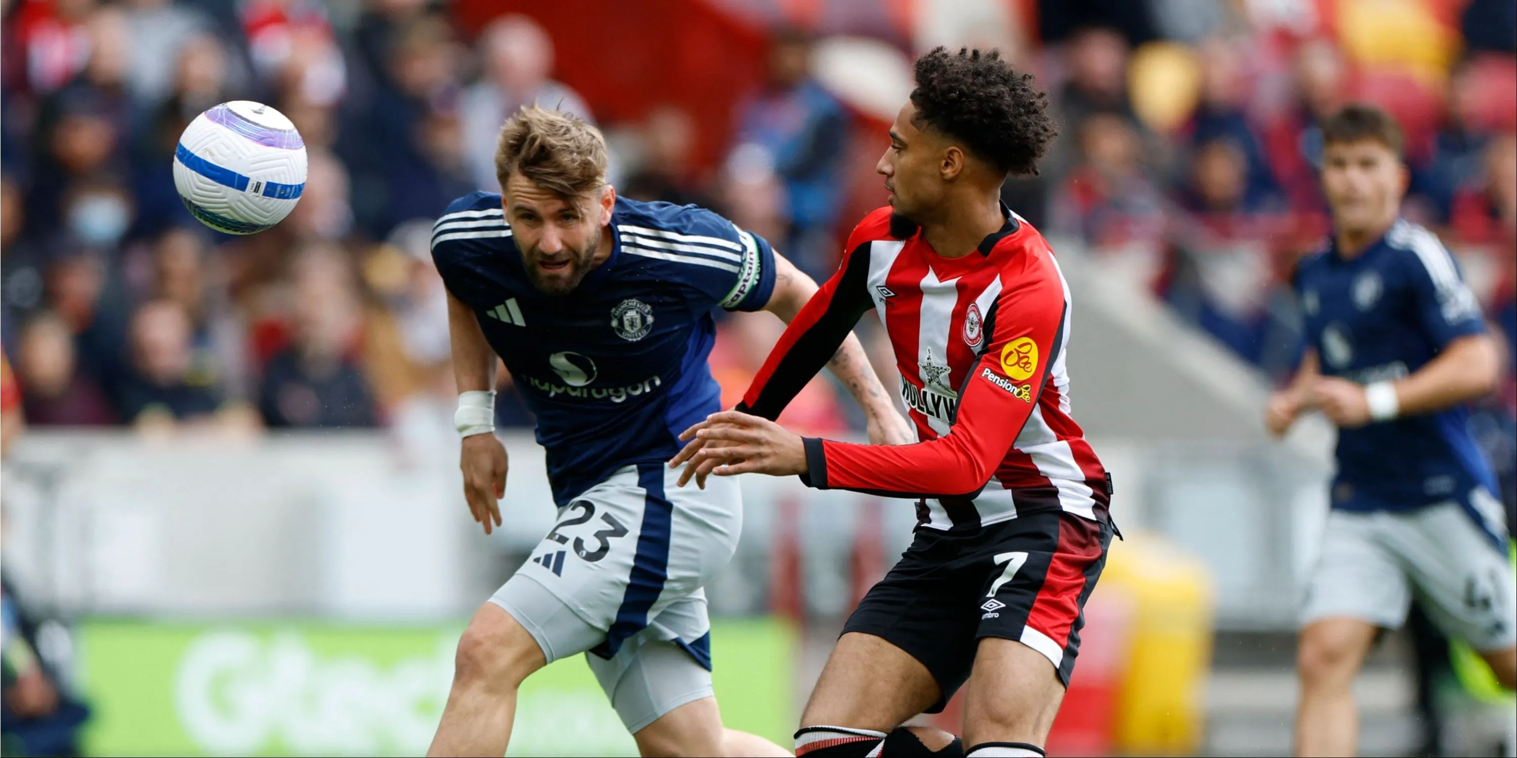 Luke Shaw của Man Utd đối đầu với cầu thủ Kevin Schade bên phía Brentford
