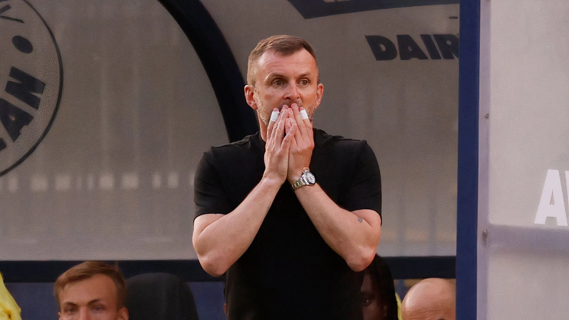 Nathan Jones, huấn luyện viên Charlton Athletic, trong trận bán kết căng thẳng với Wycombe Wanderers.