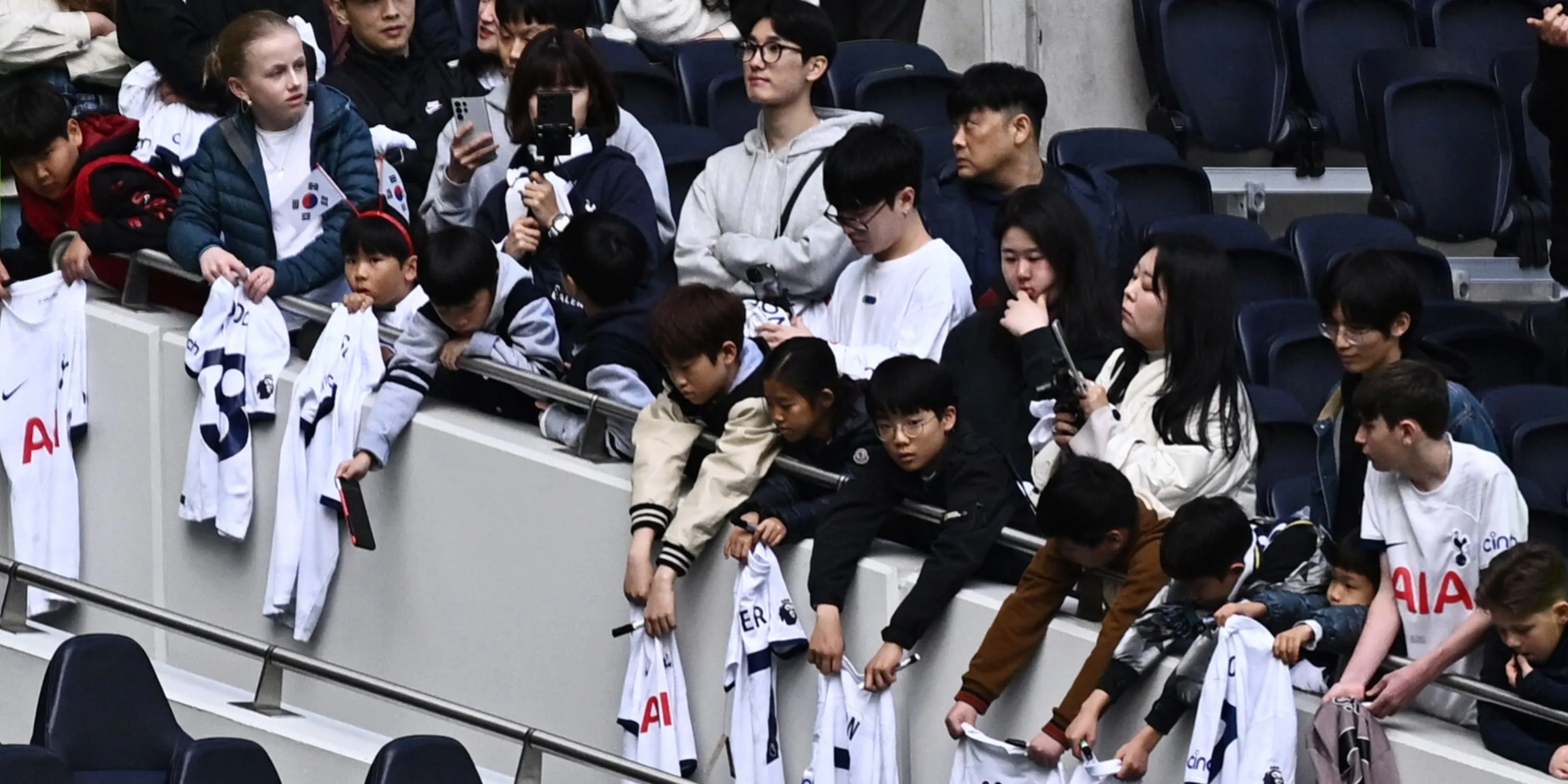 Người hâm mộ Tottenham thể hiện sự ủng hộ nhiệt thành cho đội bóng