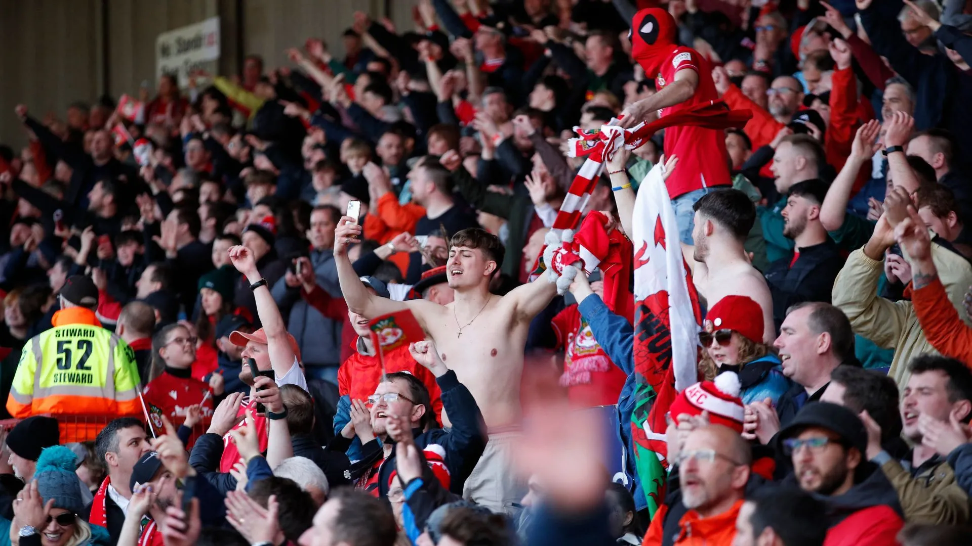 Người hâm mộ Wrexham cuồng nhiệt cổ vũ trên khán đài