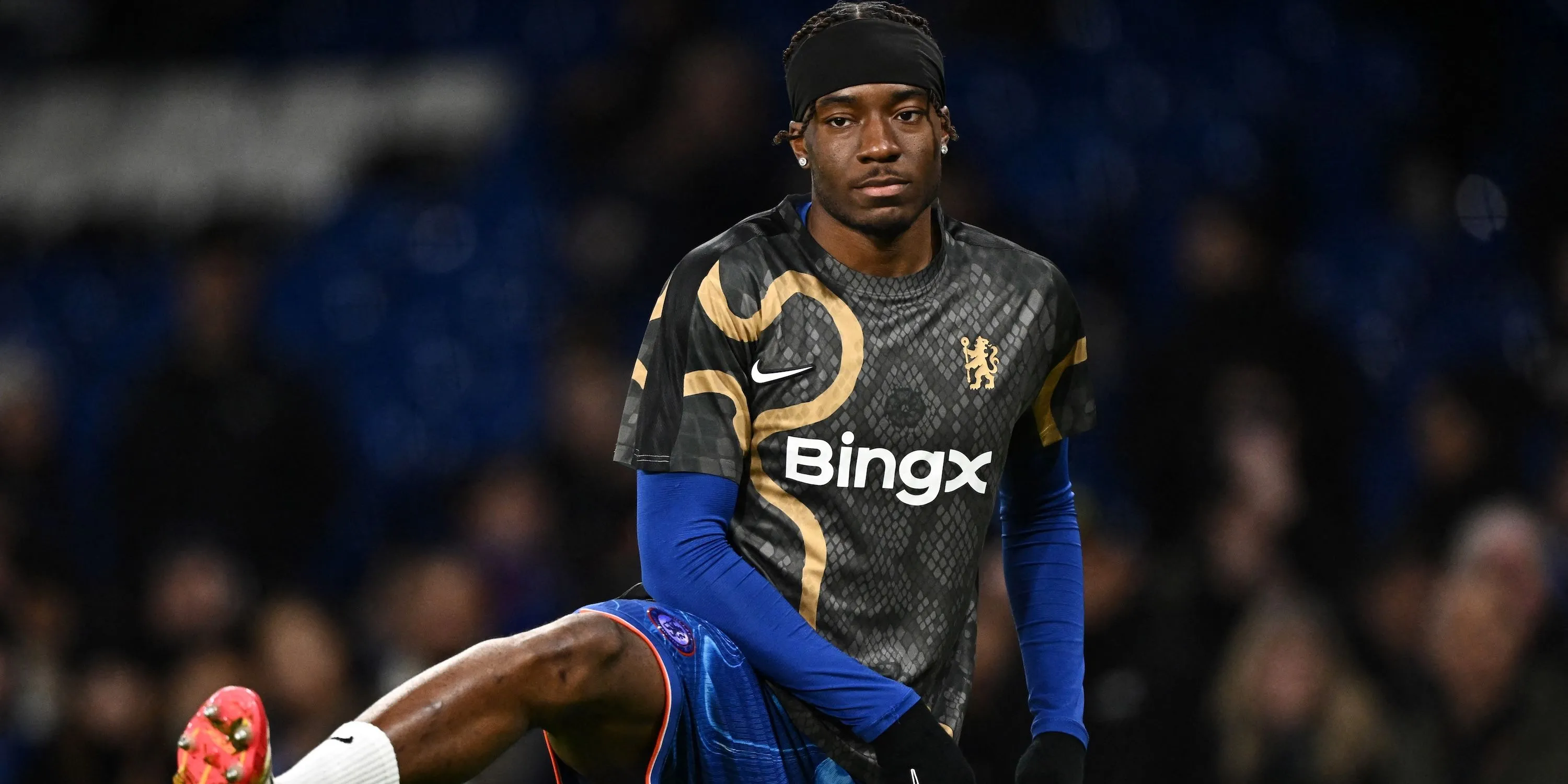 Noni Madueke khởi động trước trận đấu cho Chelsea