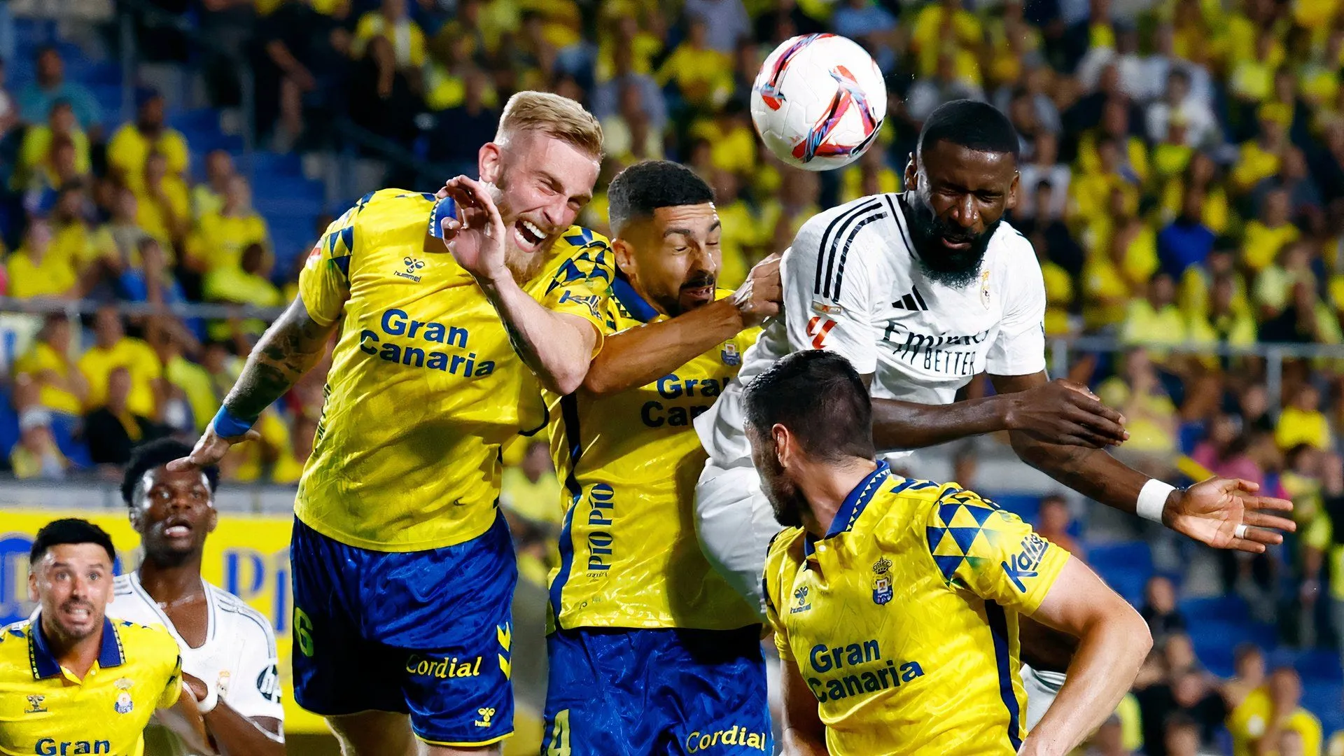 Oli McBurnie trong màu áo Las Palmas thi đấu tại Tây Ban Nha
