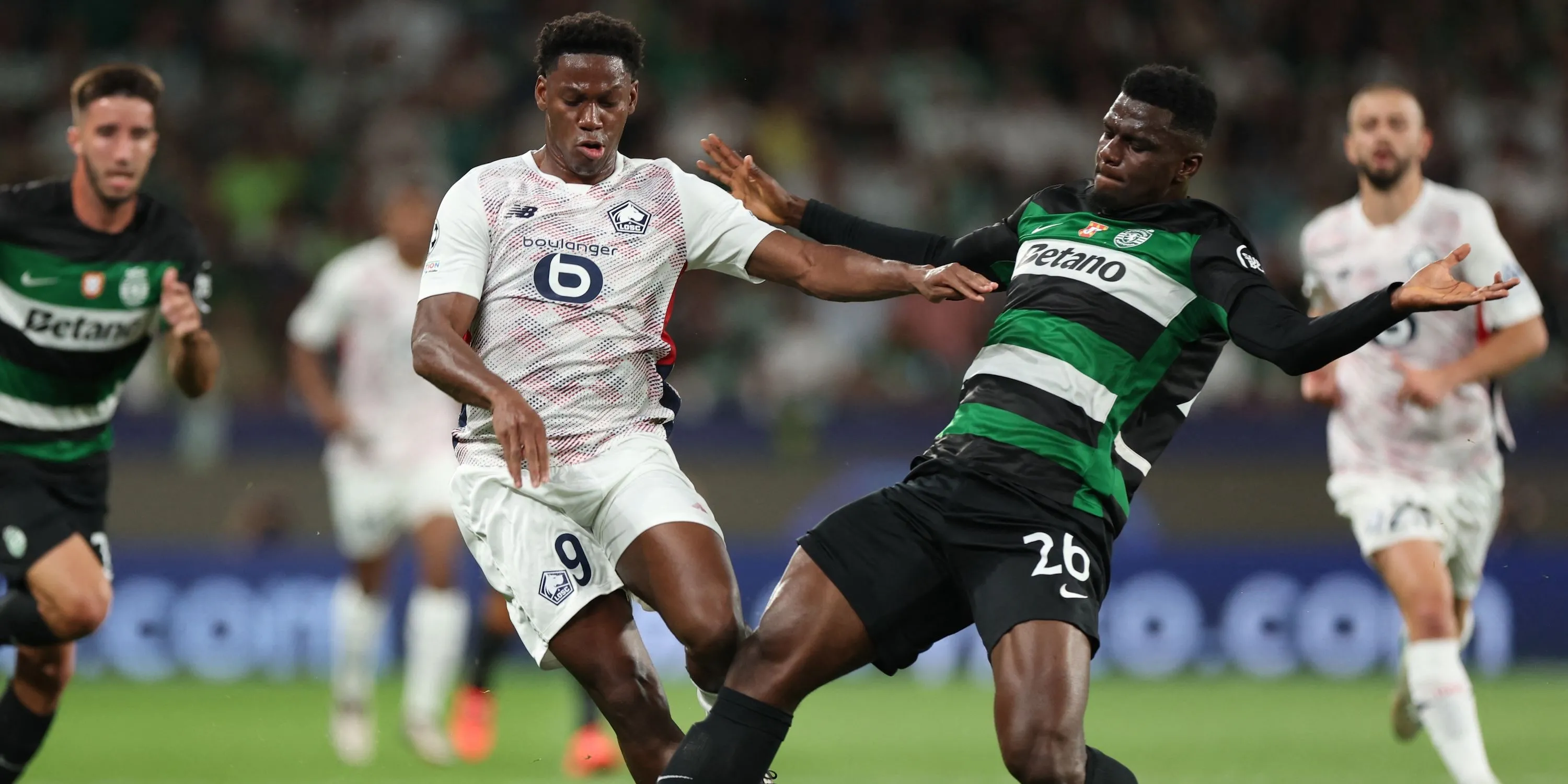 Ousmane Diomande trong màu áo Sporting CP tranh chấp