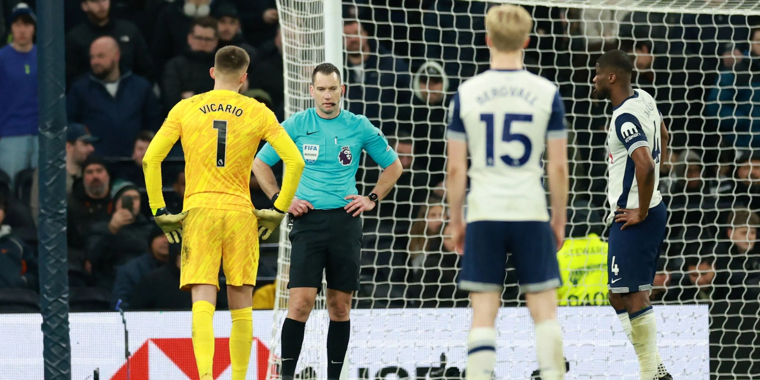 Thủ môn Guglielmo Vicario của Tottenham trong trận đấu tại Premier League