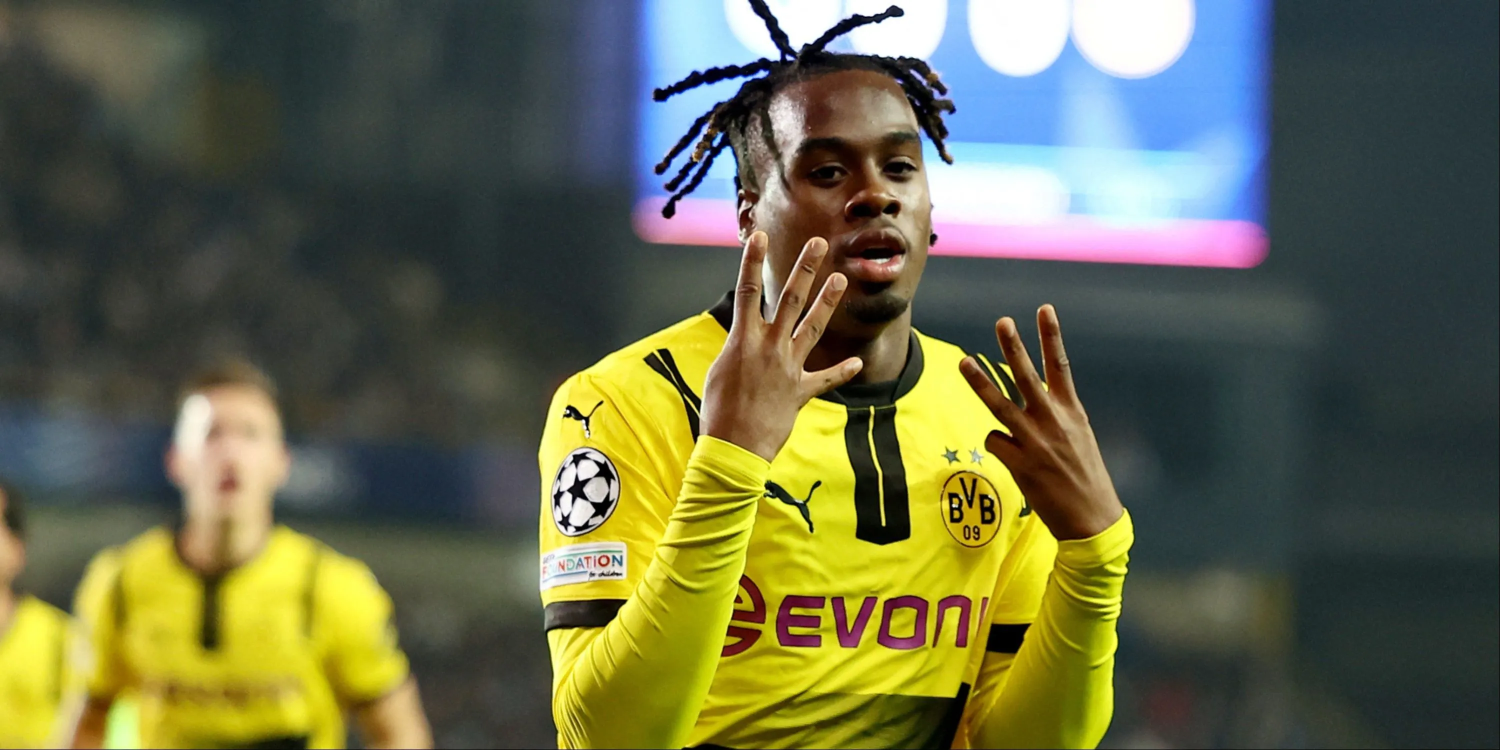 Tiền đạo Jamie Gittens trong màu áo Dortmund