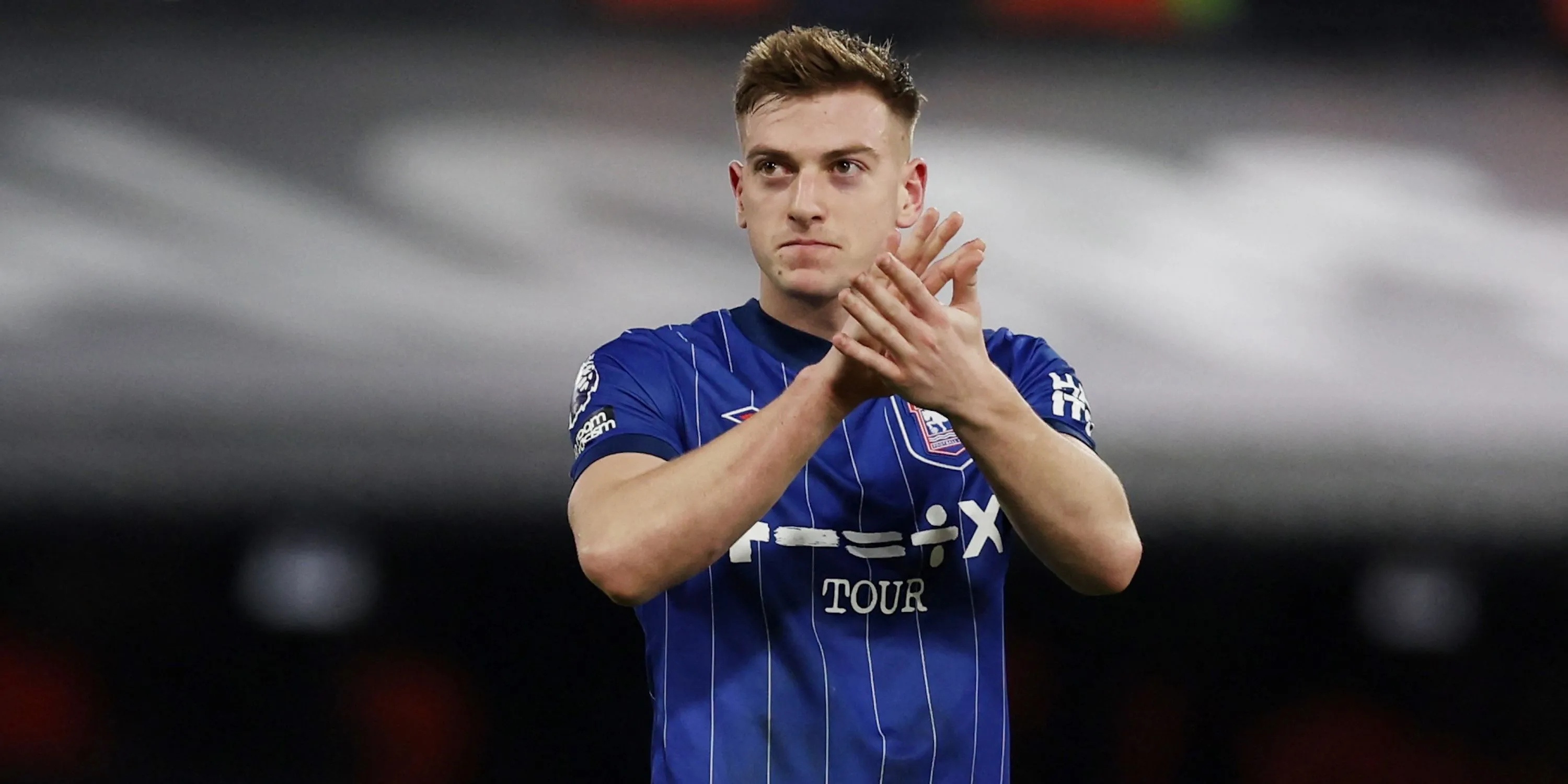 Tiền đạo Liam Delap của Ipswich Town vỗ tay tri ân người hâm mộ