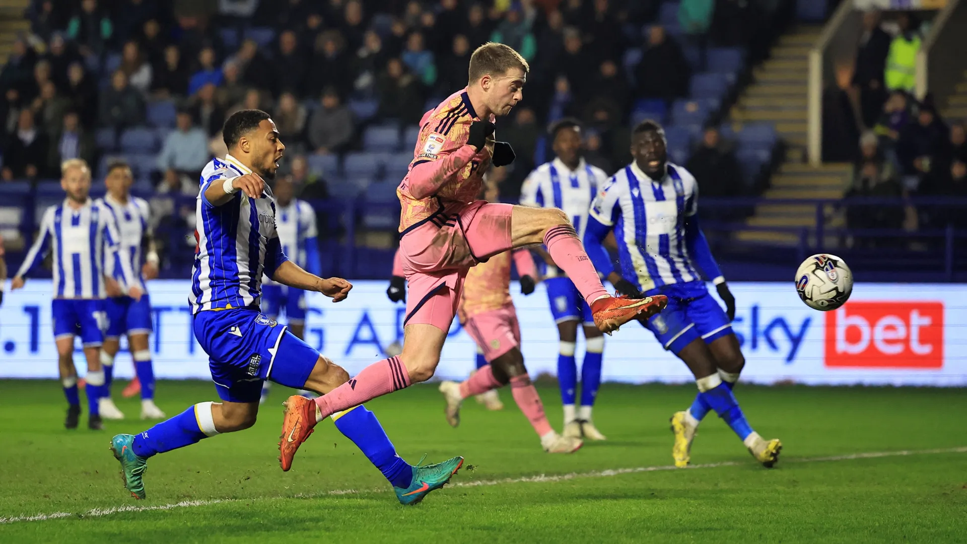 Tiền đạo Patrick Bamford của Leeds United trên sân