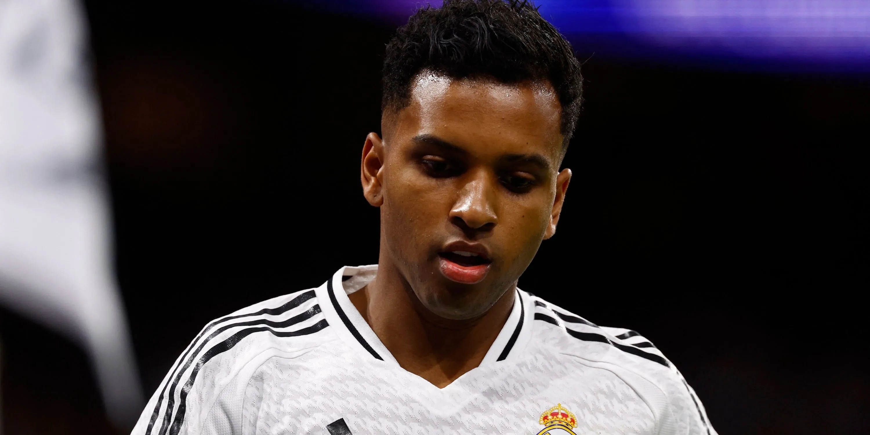 Tiền đạo Rodrygo của Real Madrid đang quan sát trên sân