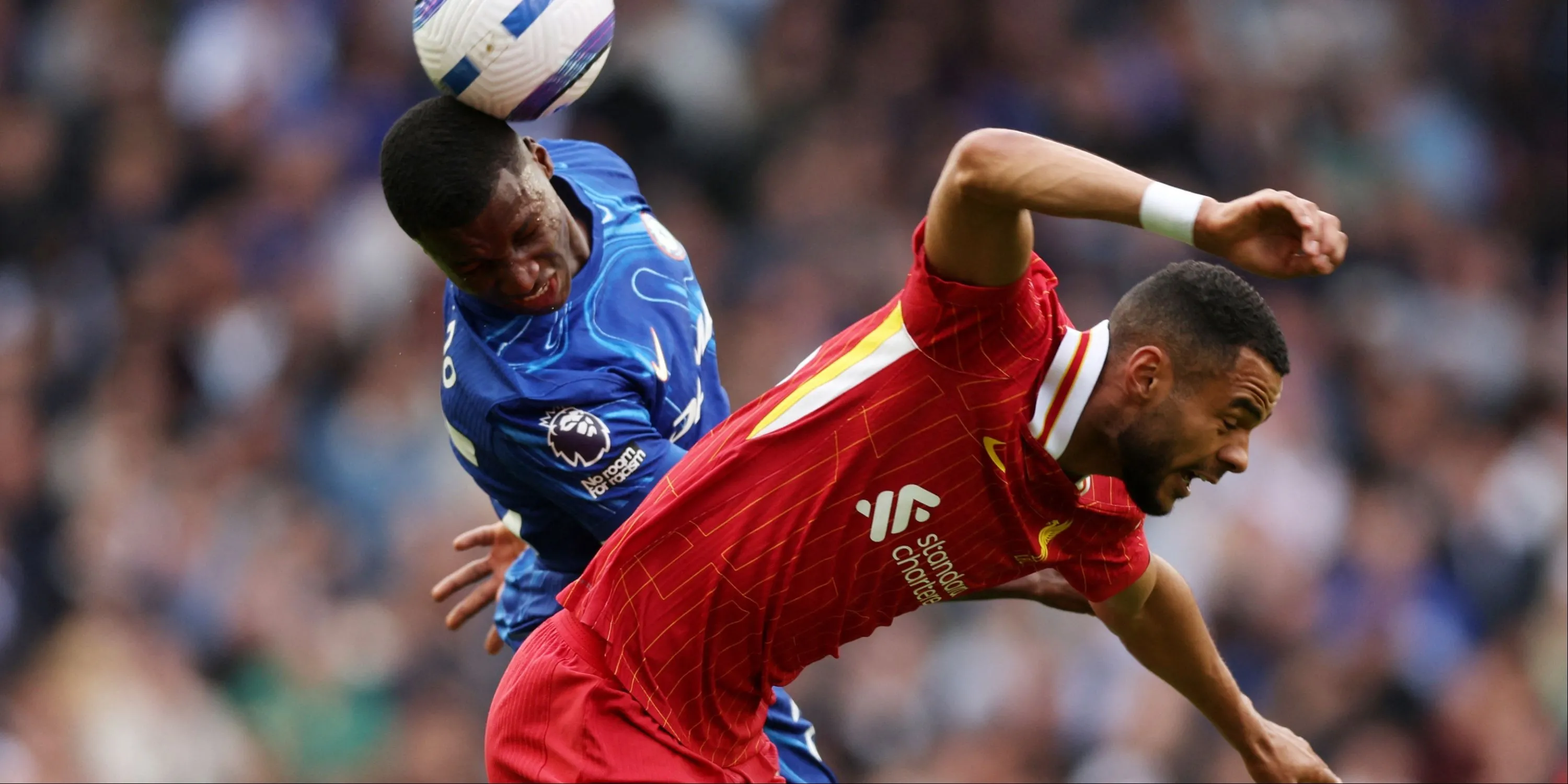 Tiền vệ Moises Caicedo của Chelsea tranh chấp bóng với Cody Gakpo của Liverpool.