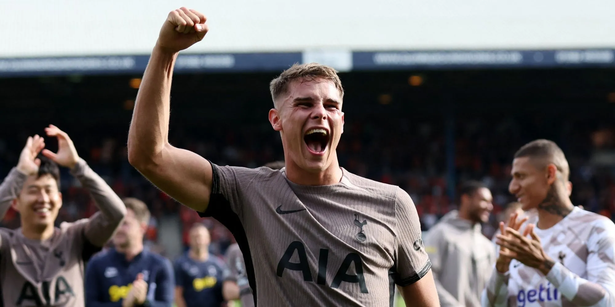 Trung vệ Micky van de Ven của Tottenham Hotspur ăn mừng sau trận đấu
