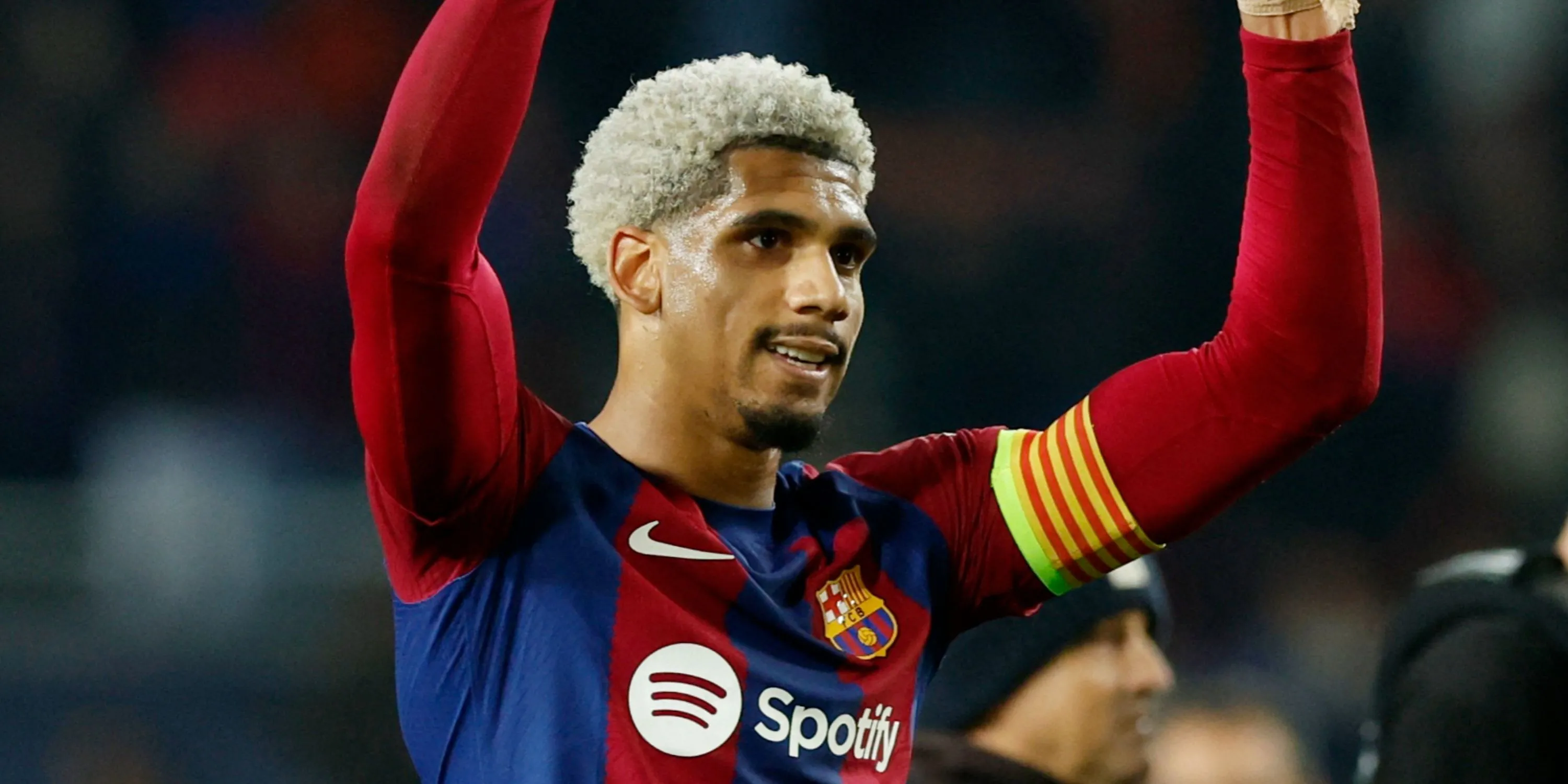 Trung vệ Ronald Araujo của Barcelona