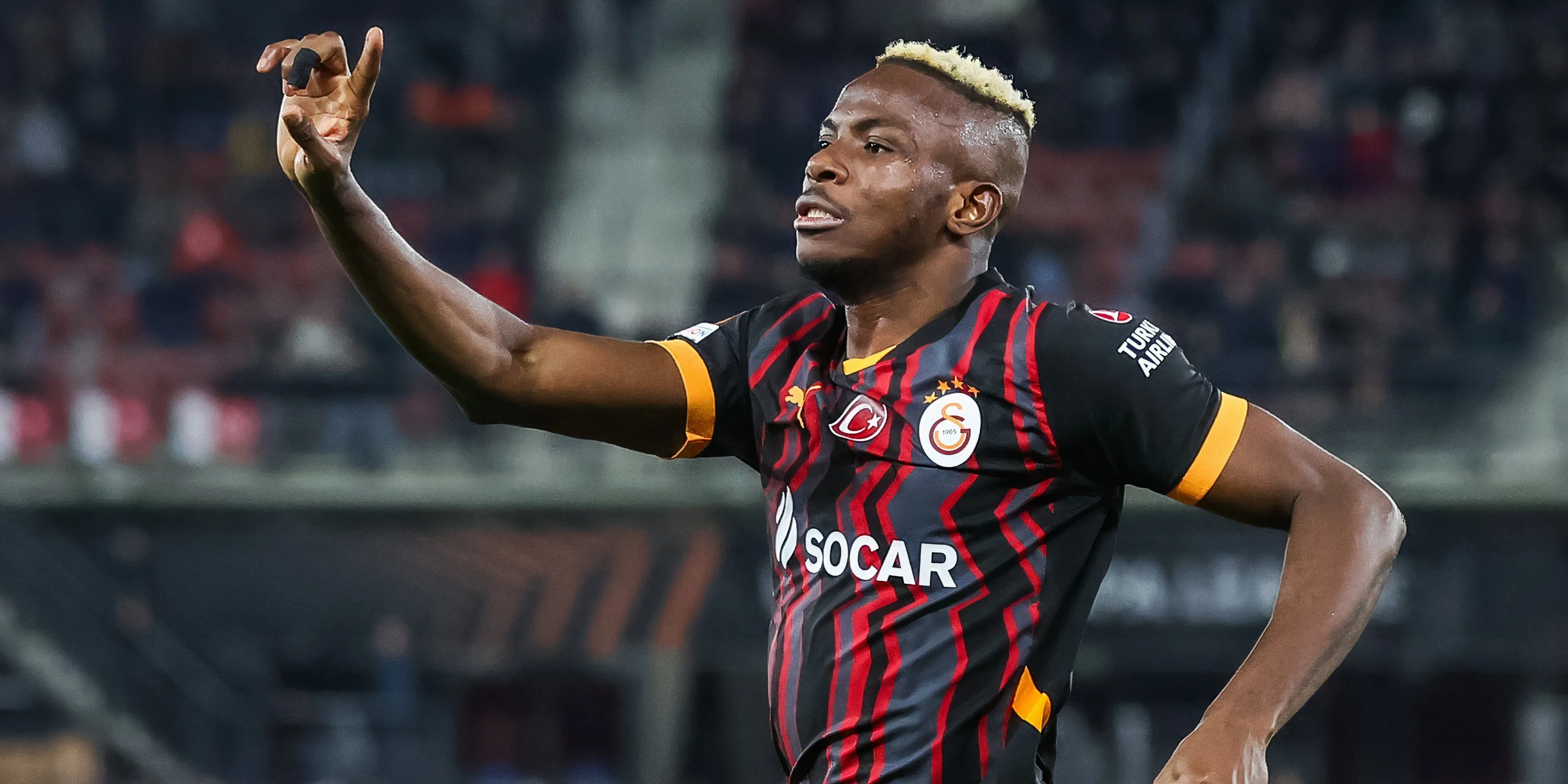 Victor Osimhen ăn mừng bàn thắng trong màu áo Galatasaray, một mục tiêu đắt giá của MU