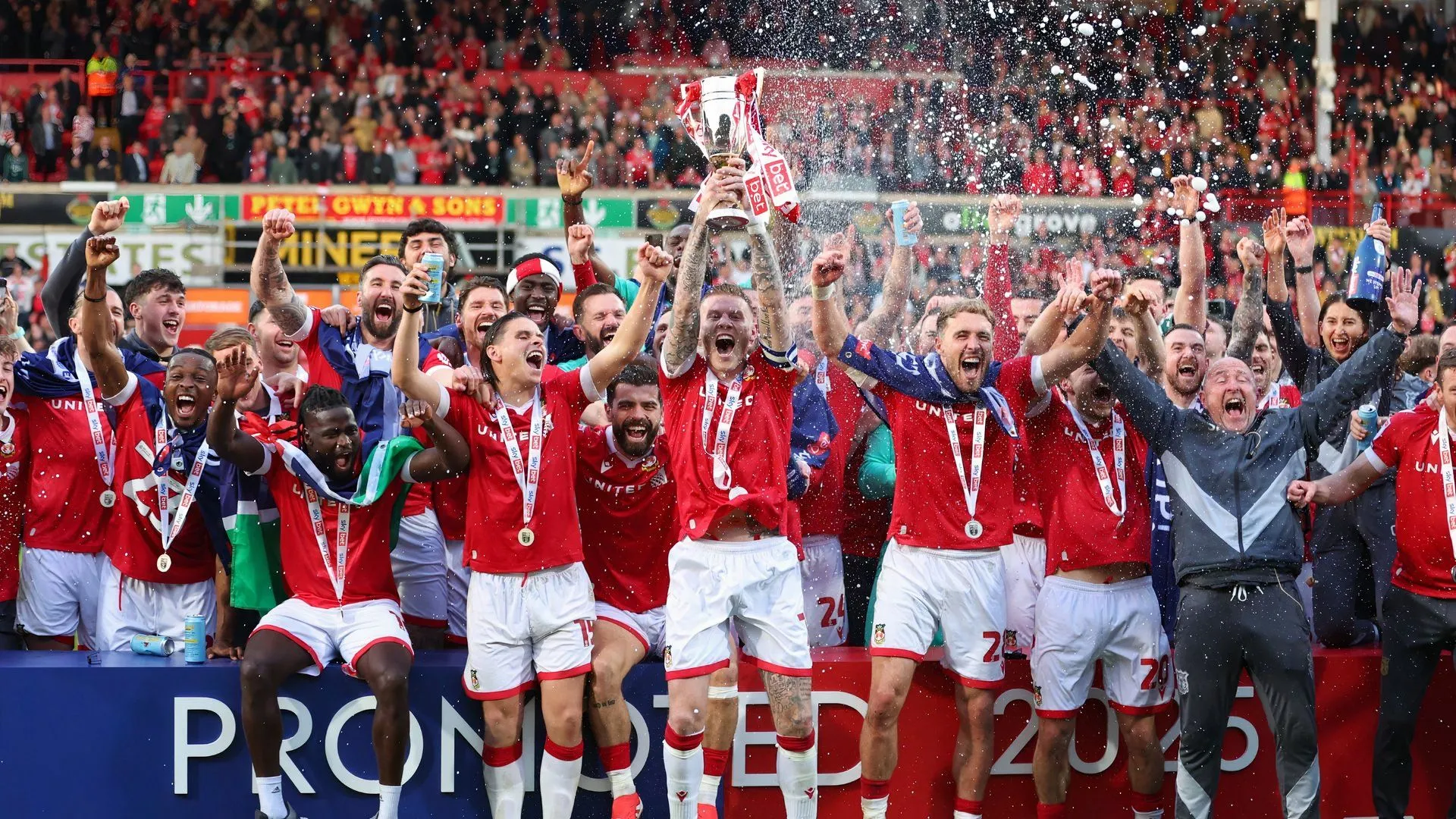 Các cầu thủ Wrexham ăn mừng tấm vé thăng hạng lên Championship