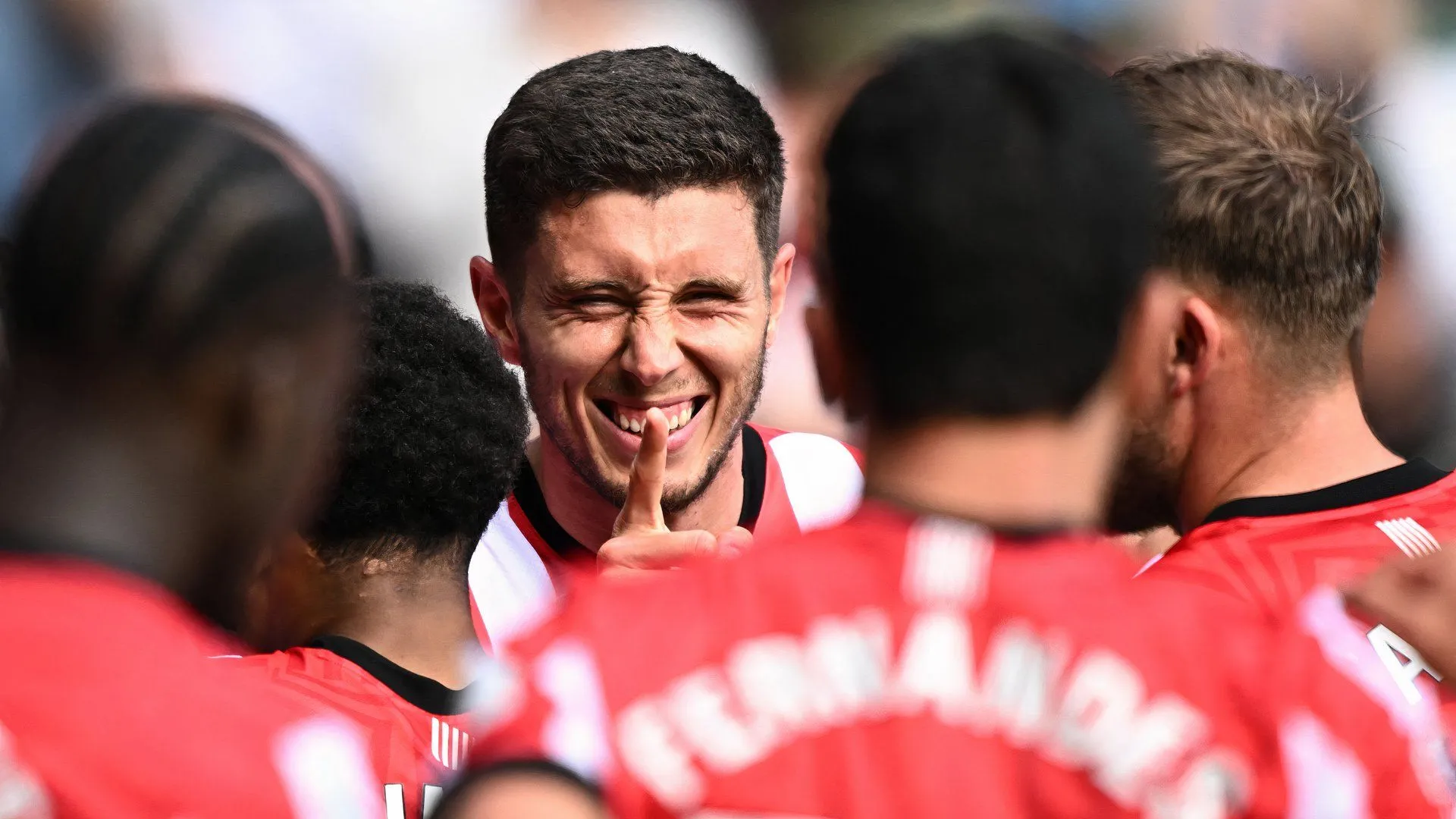Chân dung tiền đạo Ross Stewart của Southampton