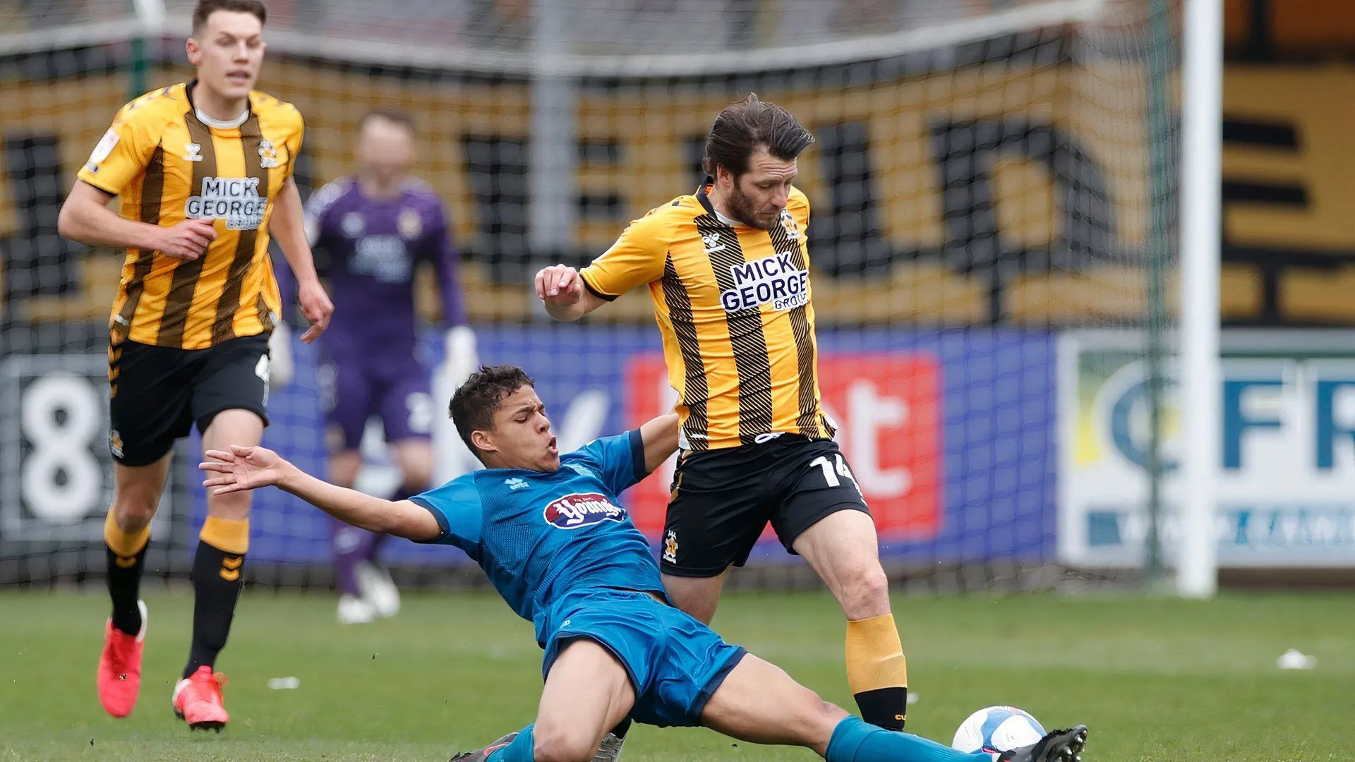 Evan Khouri tranh bóng trong trận đấu của Grimsby Town