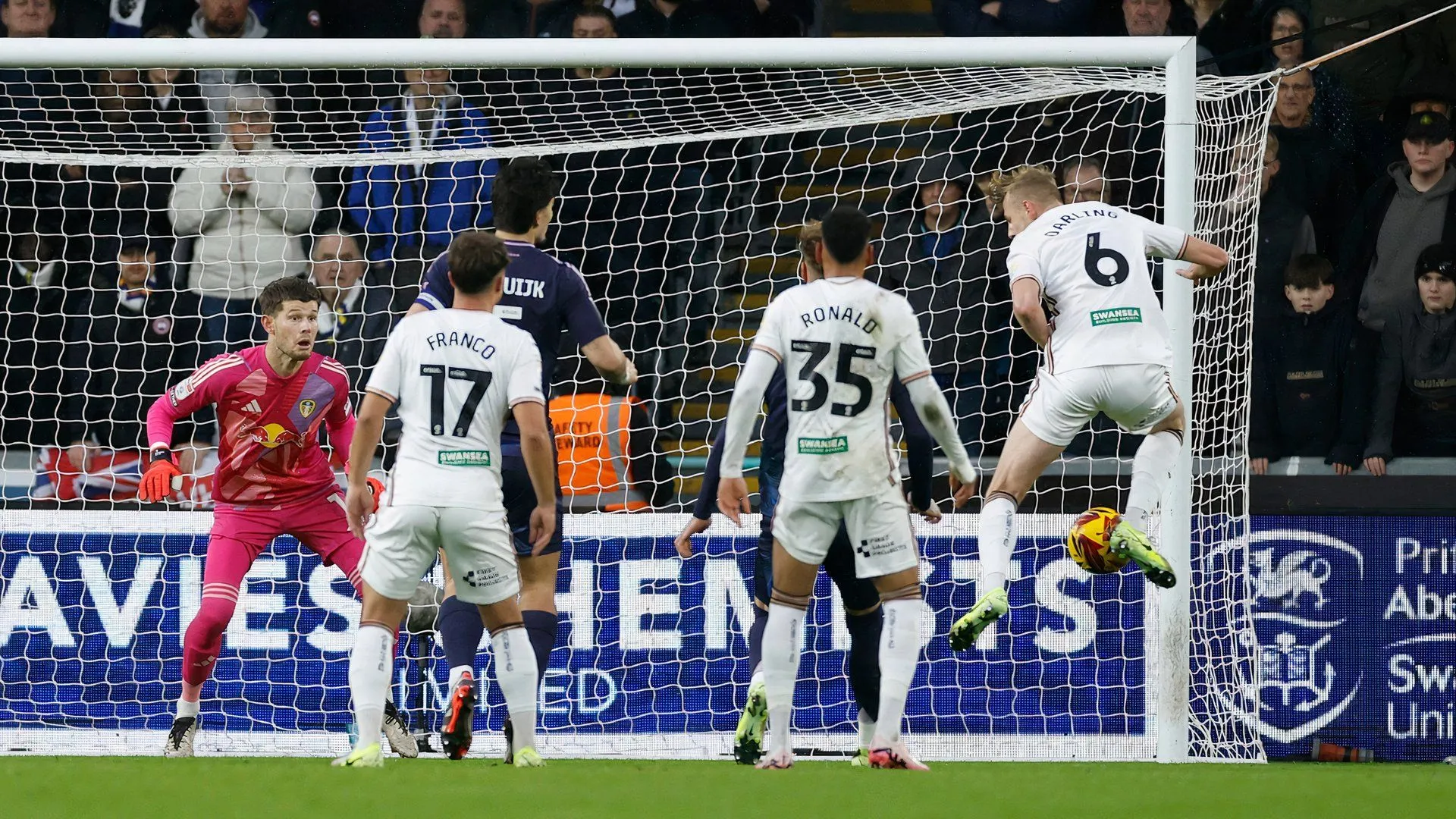 Harry Darling ghi bàn cho Swansea City trong trận đấu với Leeds United, thể hiện khả năng tấn công của anh