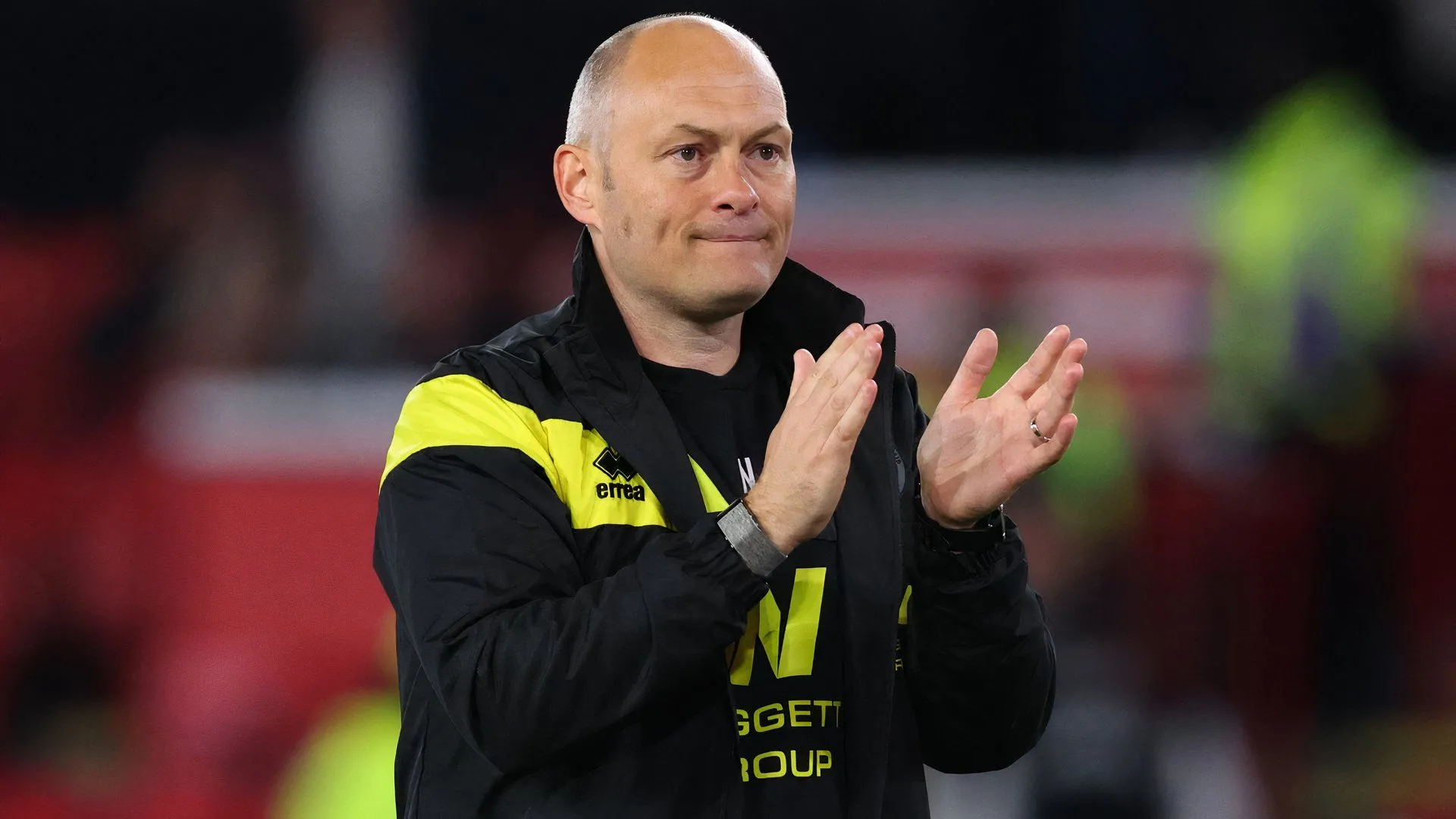 HLV Alex Neil của Millwall trên sân tập