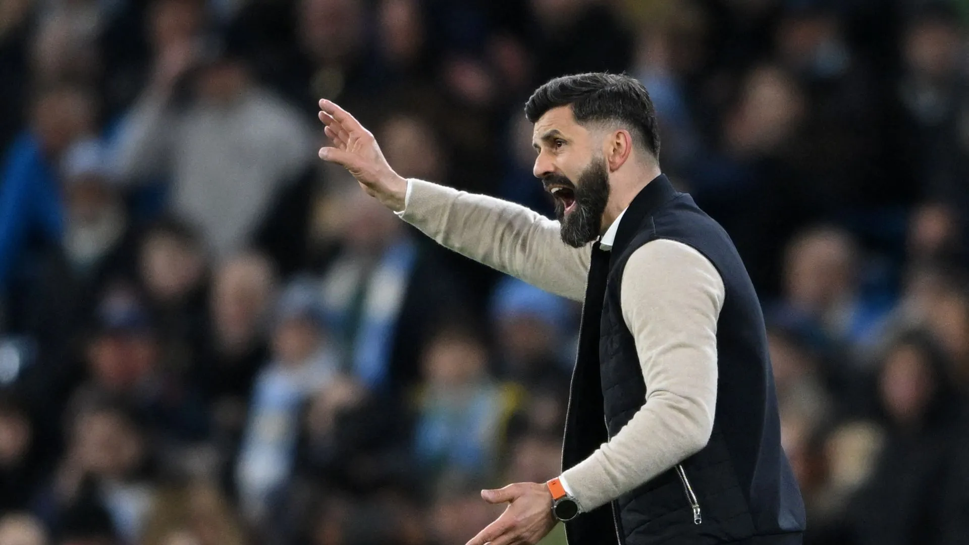 HLV Miron Muslic, người vừa rời Plymouth Argyle để đến Schalke 04, gây ra sự thất vọng cho CLB