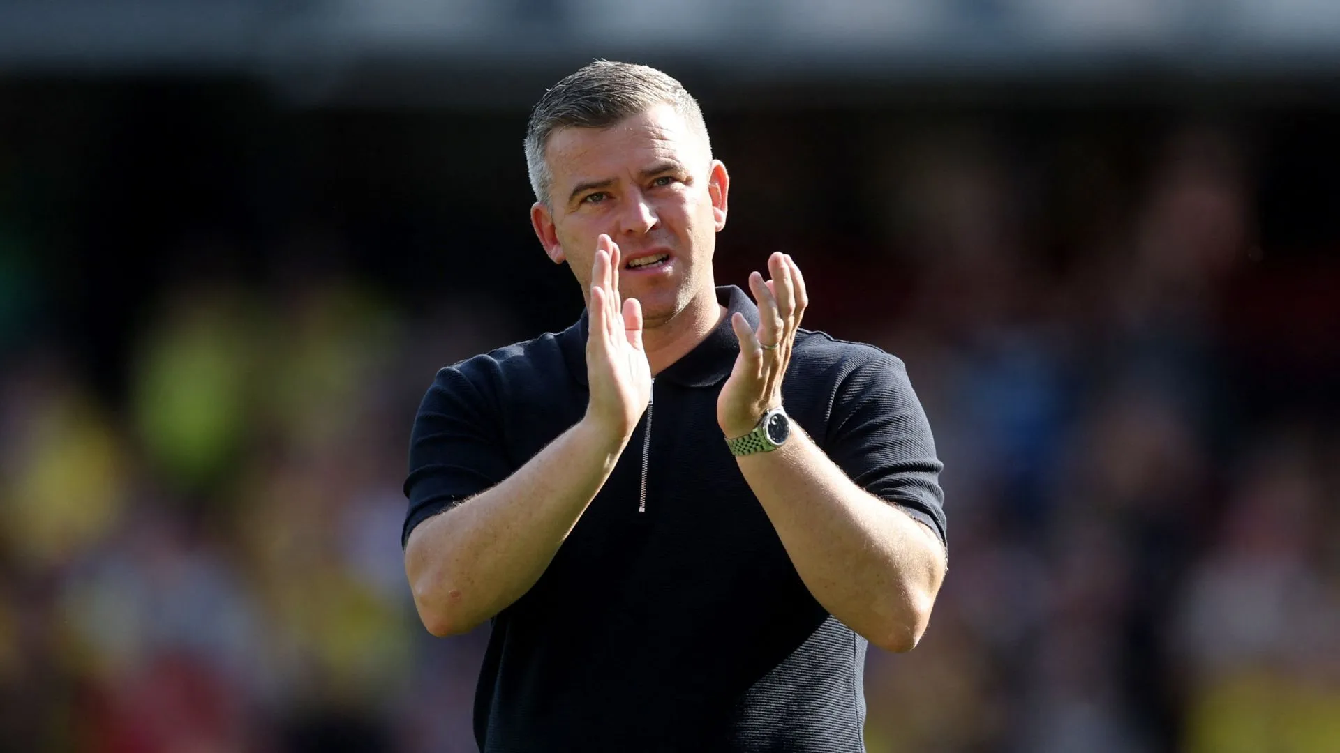 HLV Steven Schumacher đang chỉ đạo trận đấu của Bolton Wanderers