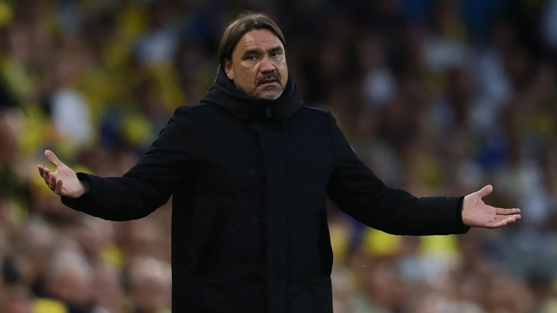 Huấn luyện viên Daniel Farke của Leeds United trên sân tập