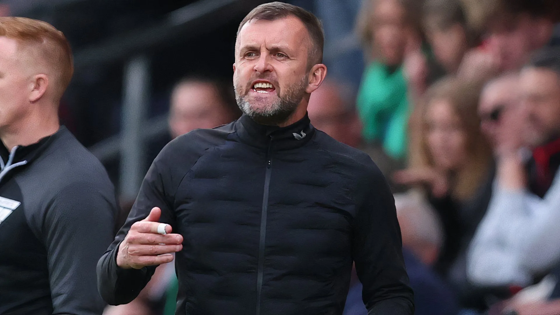 Huấn luyện viên Nathan Jones của Charlton Athletic trên sân