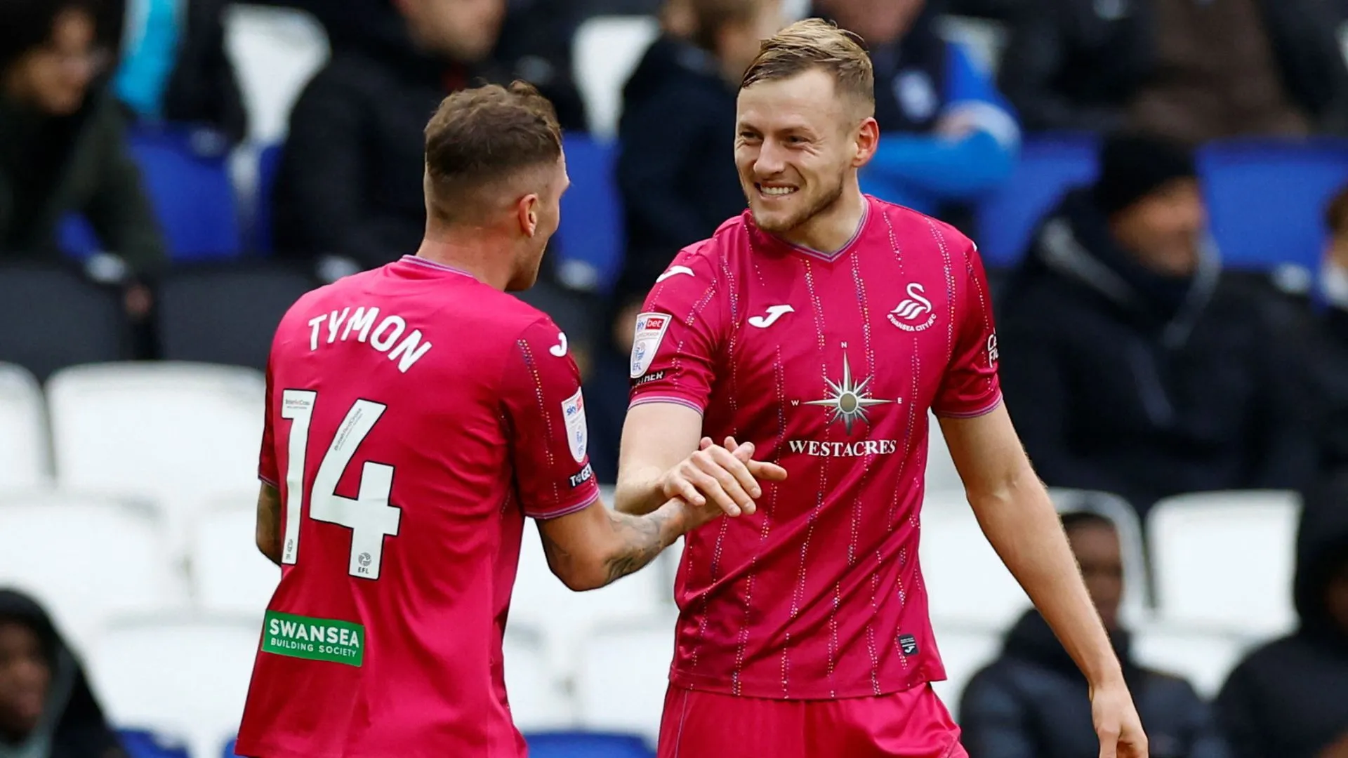 Josh Tymon và Harry Darling của Swansea City
