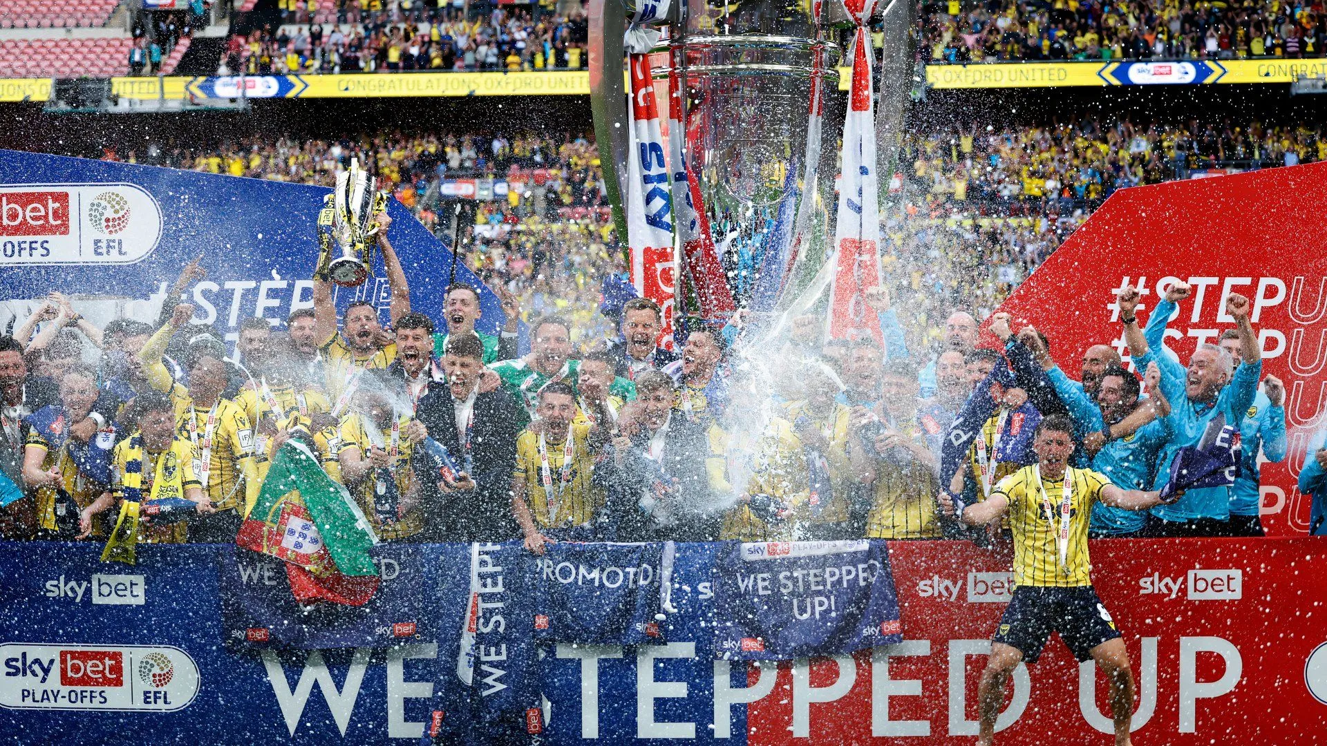Khoảnh khắc ăn mừng lịch sử của các cầu thủ Oxford United sau khi giành vé thăng hạng Championship năm 2024