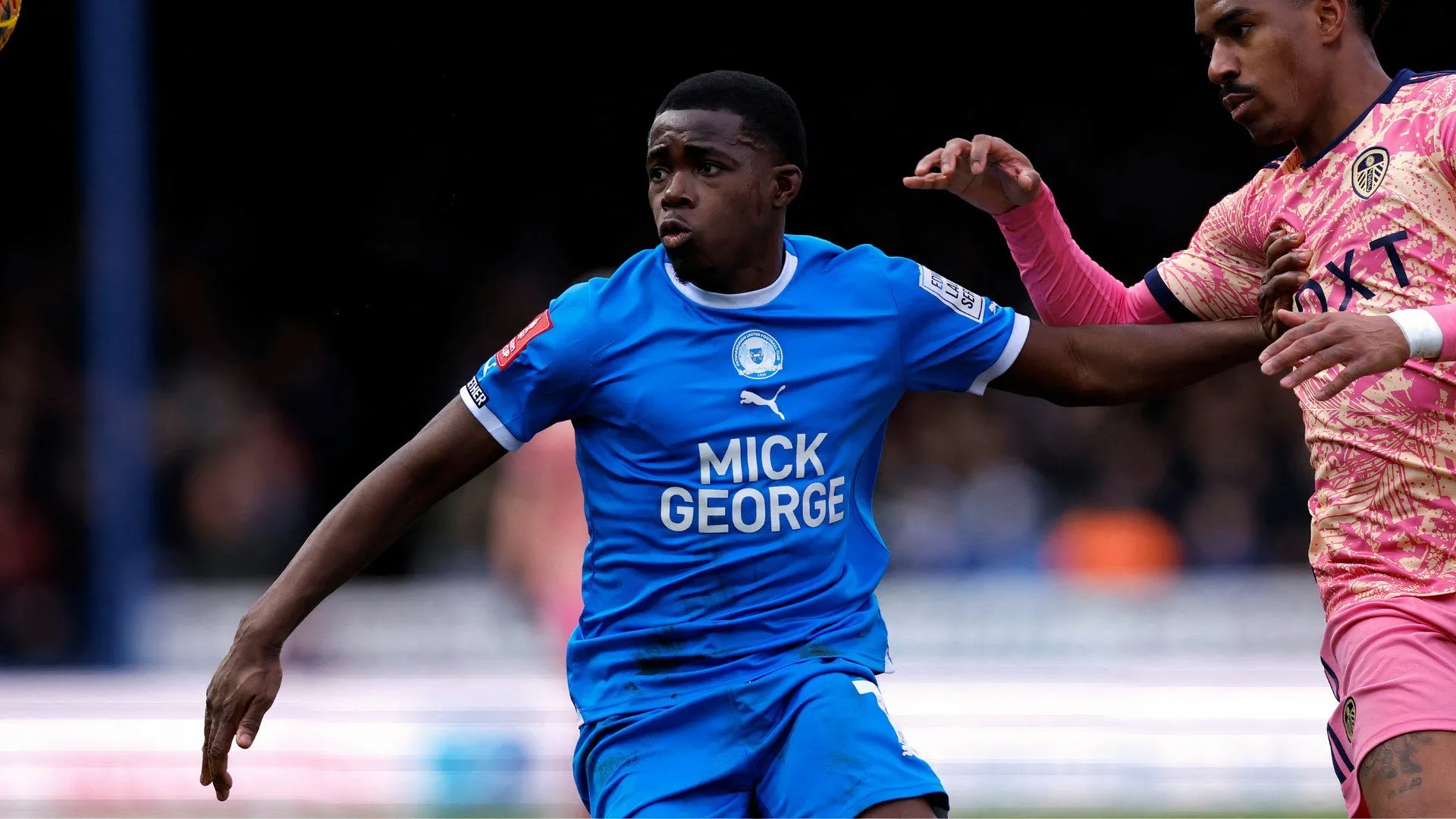 Kwame Poku thi đấu cho Peterborough United, một trường hợp cầu thủ có nguy cơ ra đi với phí thấp.